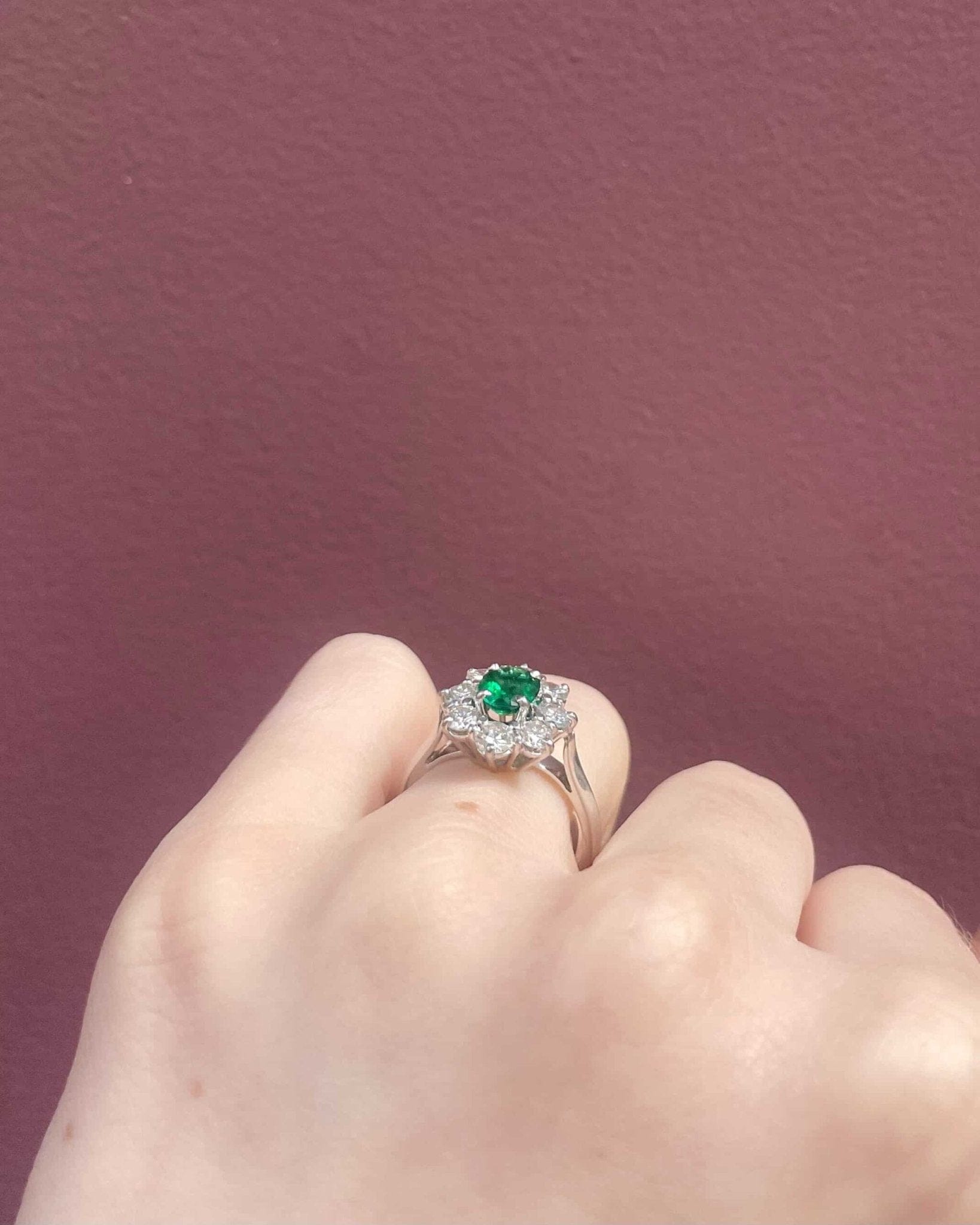 Bague Marguerite Émeraude 0.65 carat & Diamants "Lewan" - Elliade Paris