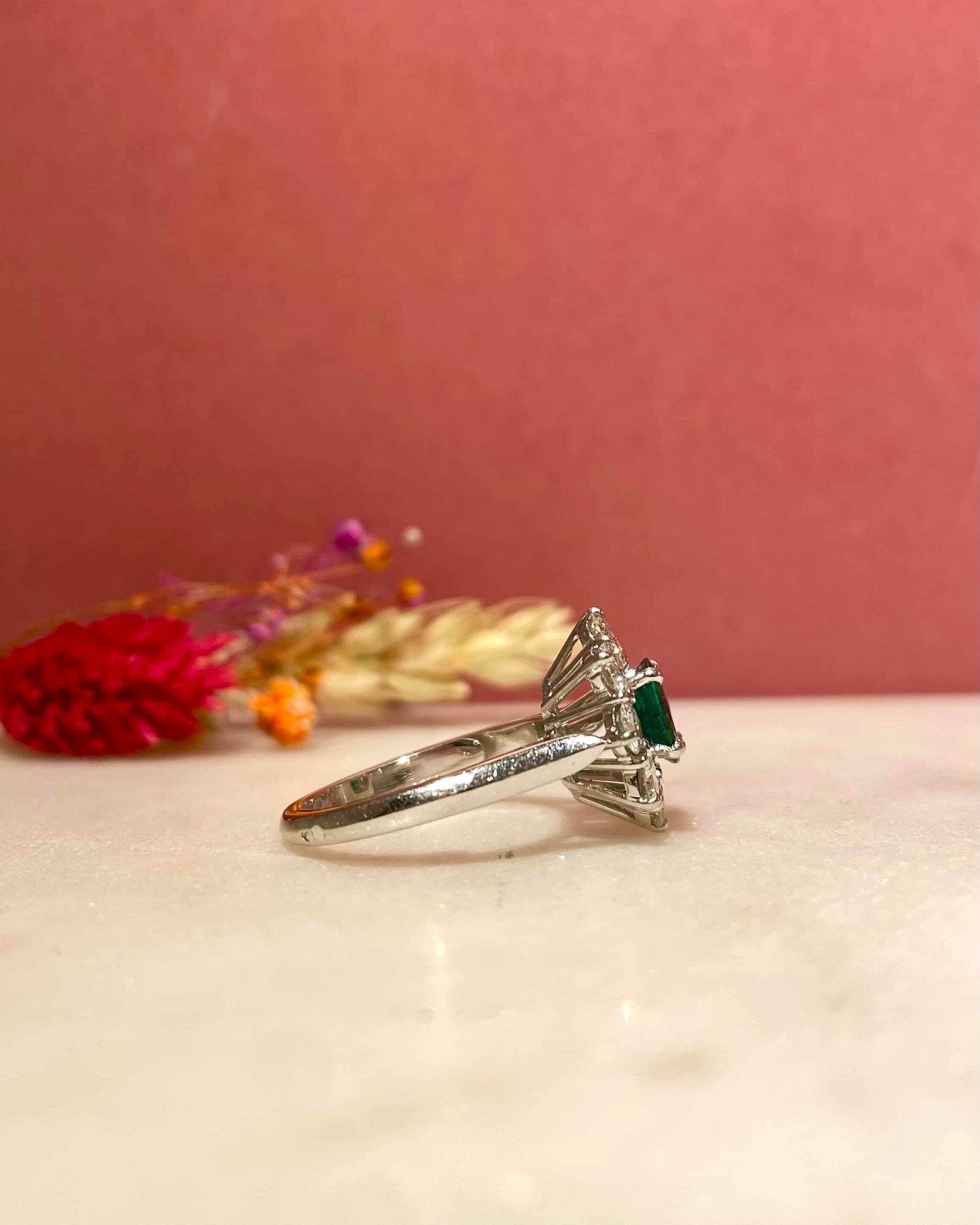 Bague Marguerite Émeraude 0.65 carat & Diamants "Lewan" - Elliade Paris