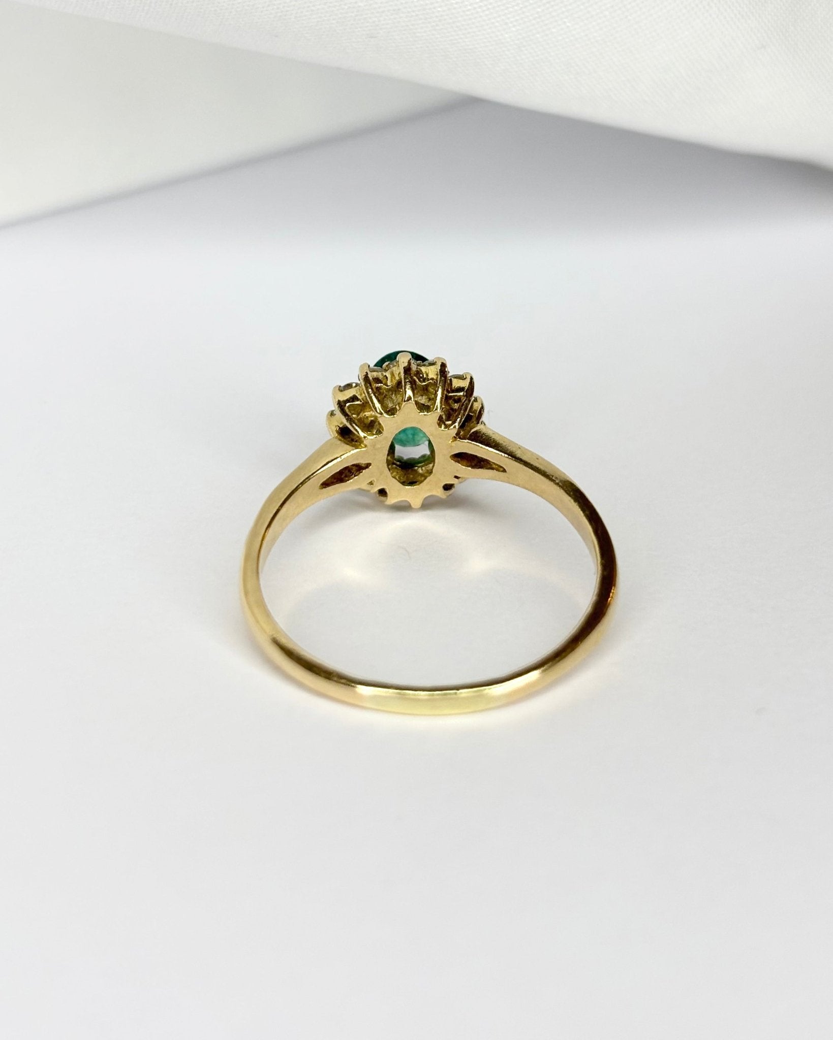 Bague Marguerite Émeraude 0.67 carat & 14 Diamants "Tim" - Elliade Paris