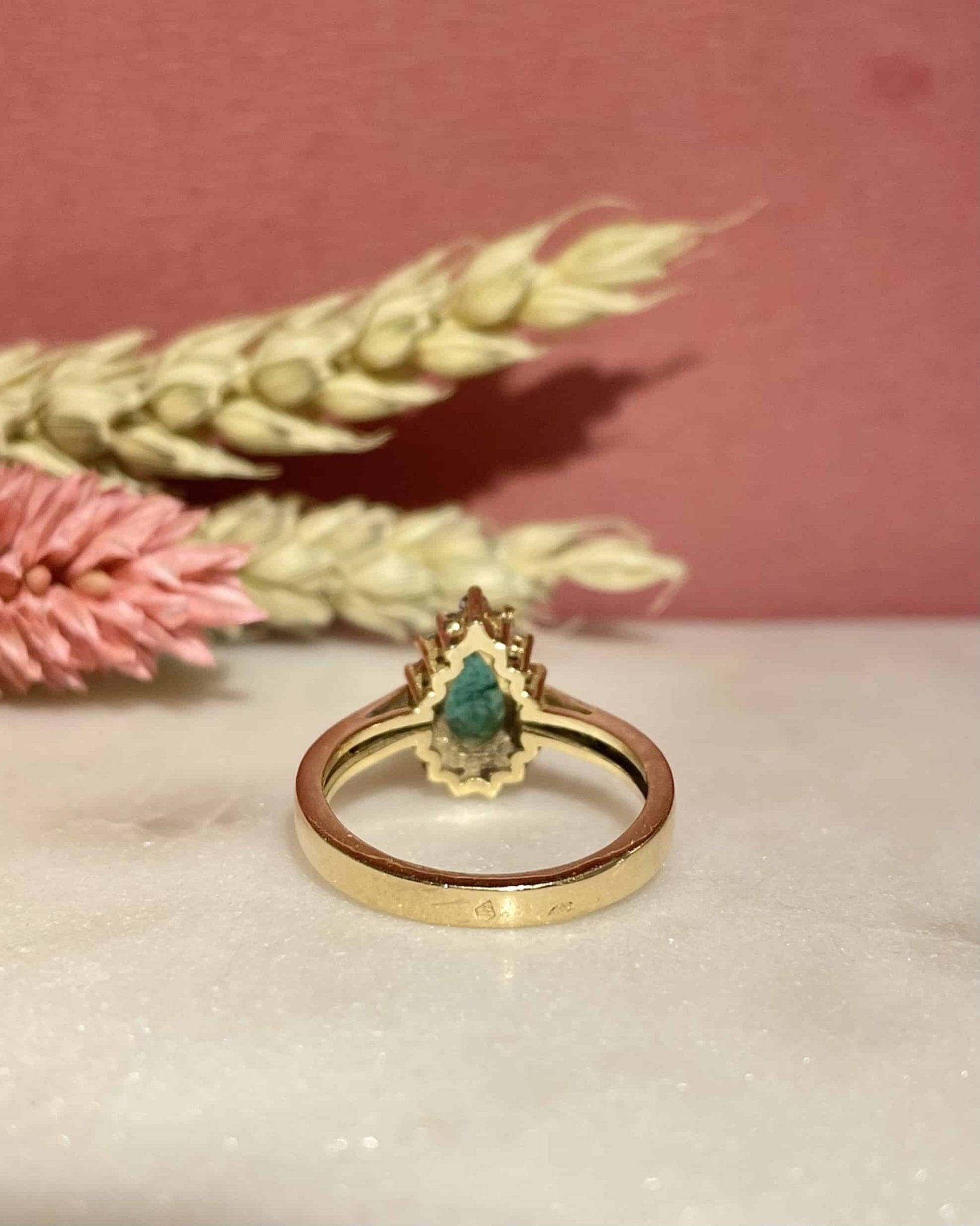 Bague Marguerite Émeraude 0.68 carat & Diamants "Nelia" - Elliade Paris
