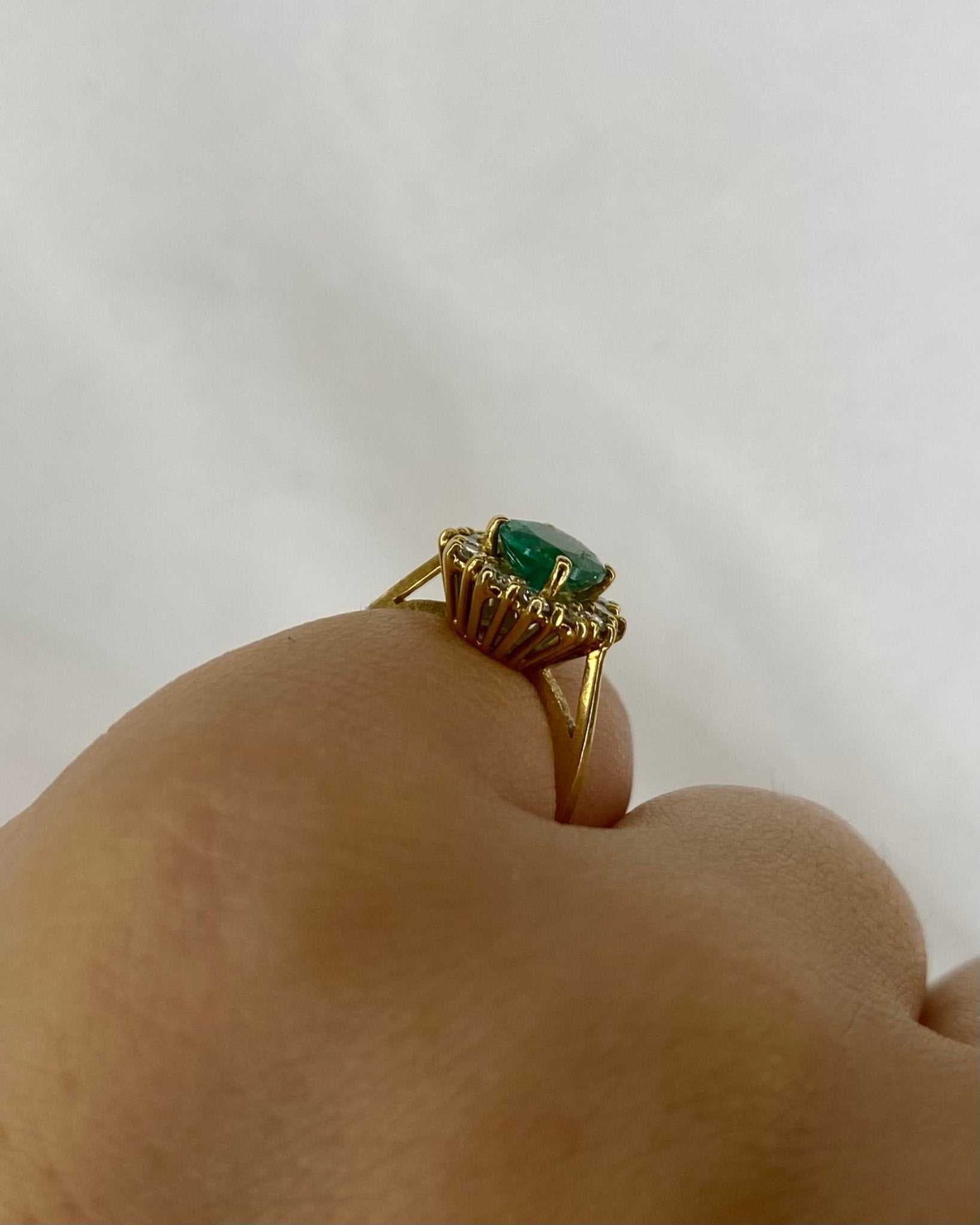 Bague Marguerite Émeraude 0.70 carat & Diamants 0.36 carat "Lila" - Elliade Paris
