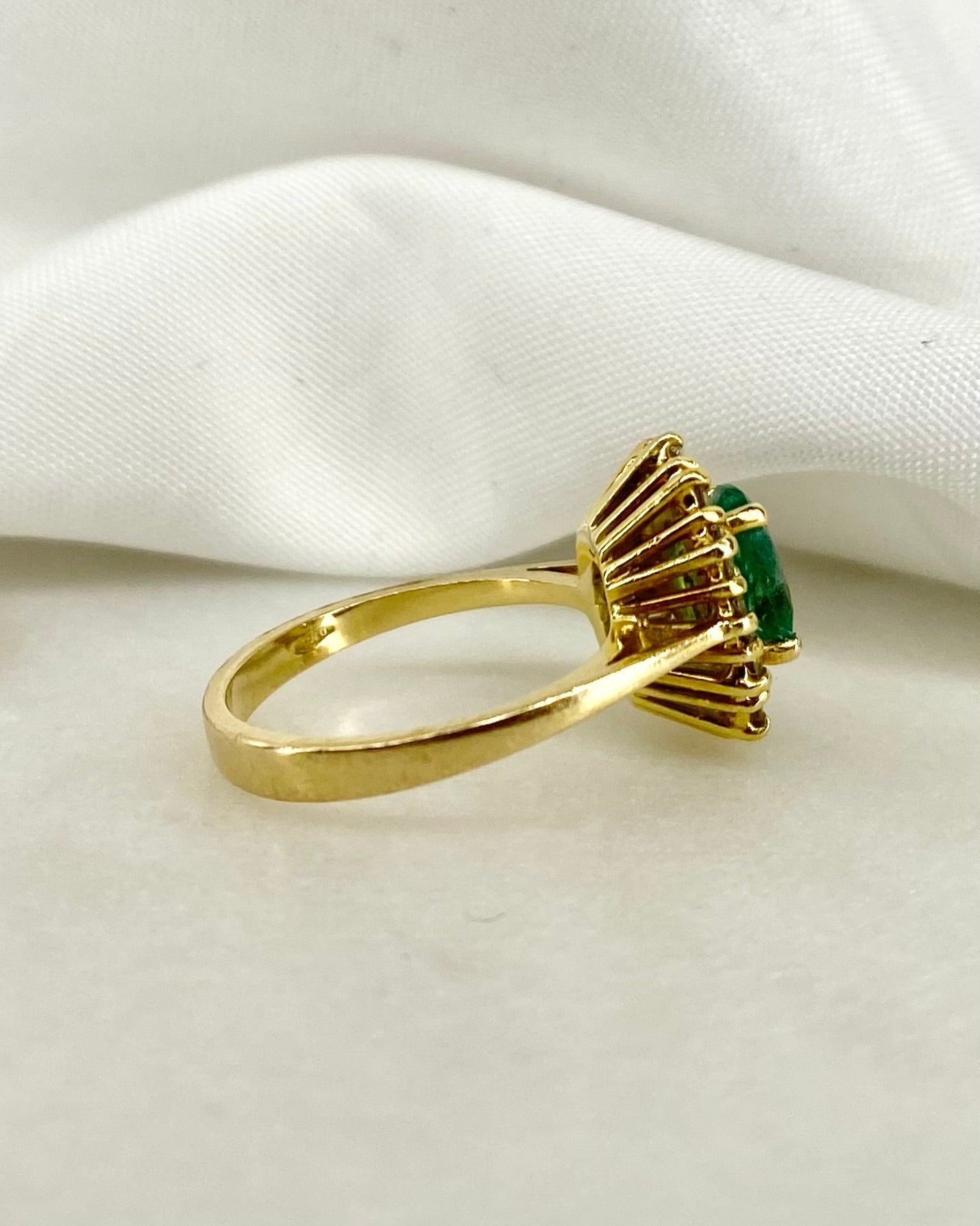 Bague Marguerite Émeraude 0.70 carat & Diamants 0.36 carat "Lila" - Elliade Paris