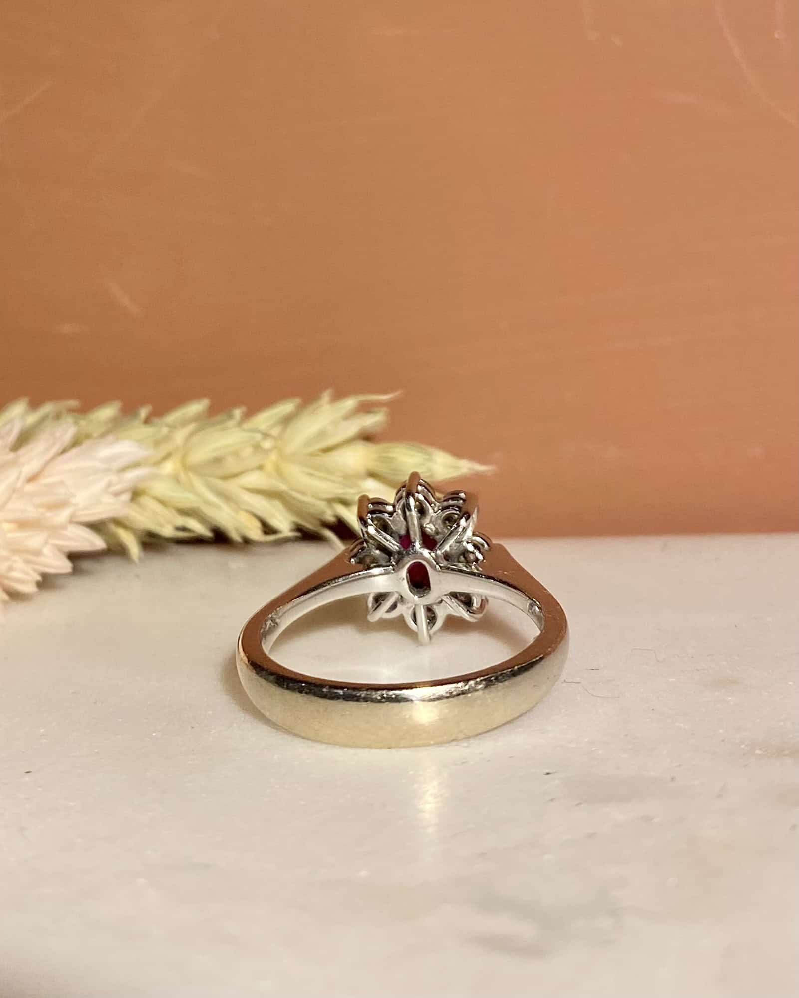 Bague Marguerite Émeraude 0.70 carat & Diamants 0.80 carat "Martha" - Elliade Paris