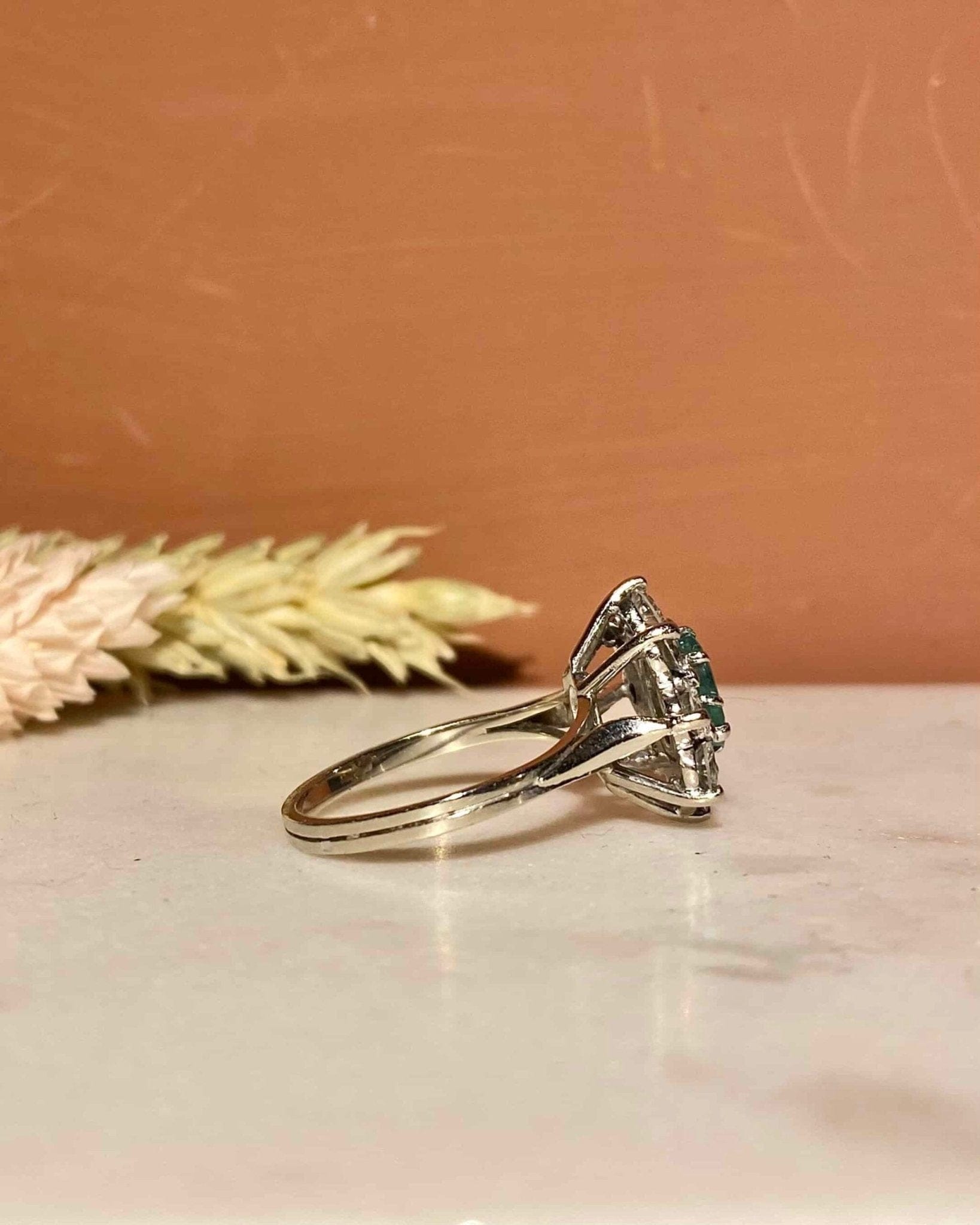 Bague Marguerite Émeraude 0.70 carat & Diamants 0.80 carat "Martha" - Elliade Paris