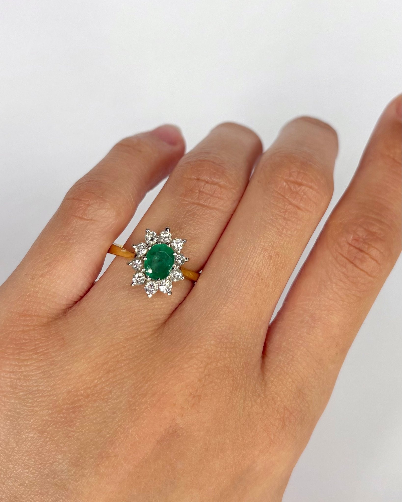 Bague Marguerite Émeraude 0.70 carat & Diamants "Annabelle" - Elliade Paris