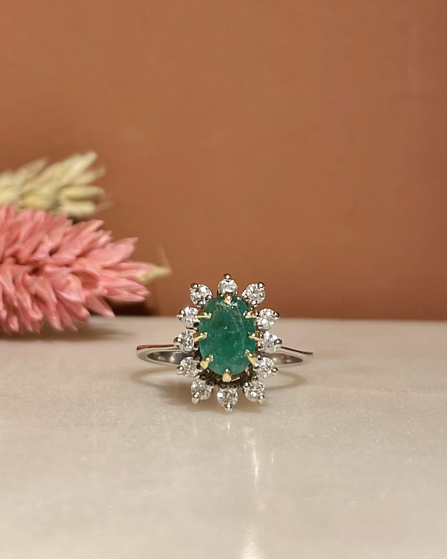 Bague Marguerite Émeraude 0.70 carat & Diamants "Niya" - Elliade Paris