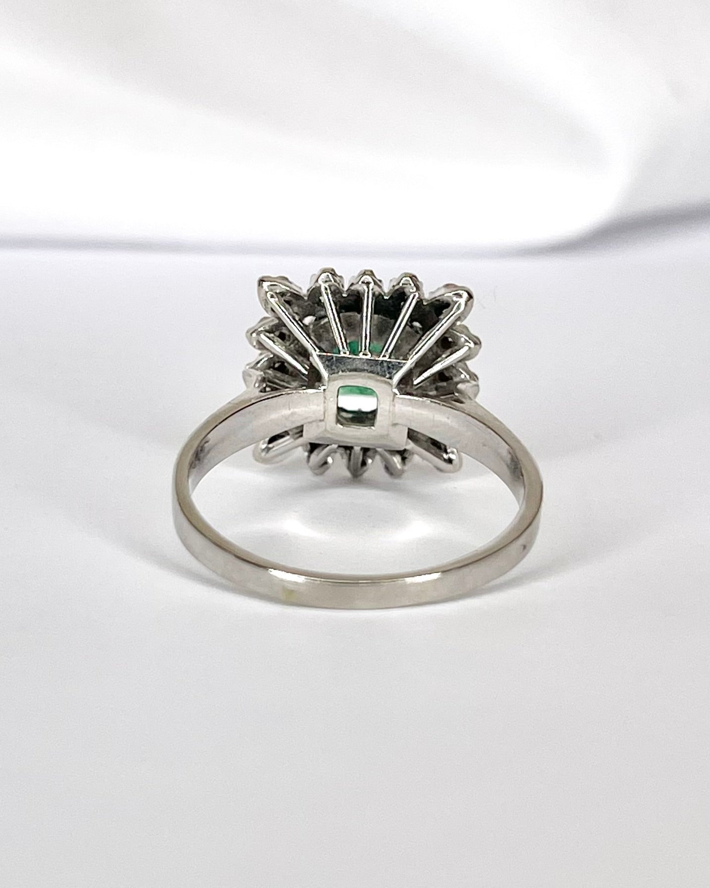 Bague Marguerite Émeraude 0.70 carat & Diamants "Olinka" - Elliade Paris