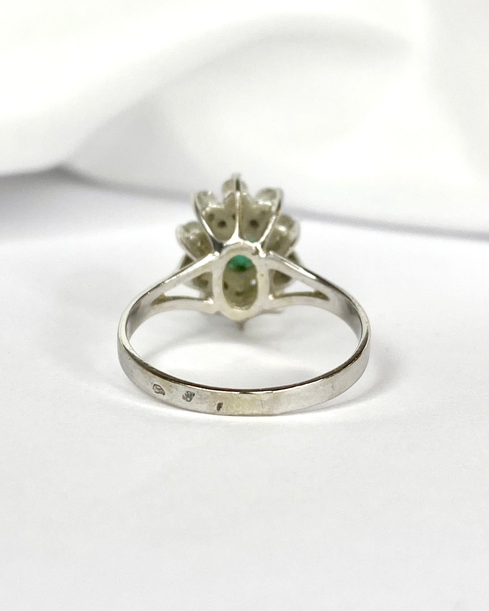 Bague Marguerite Émeraude 0.72 carat & Diamants 0.35 carat "Anna" - Elliade Paris