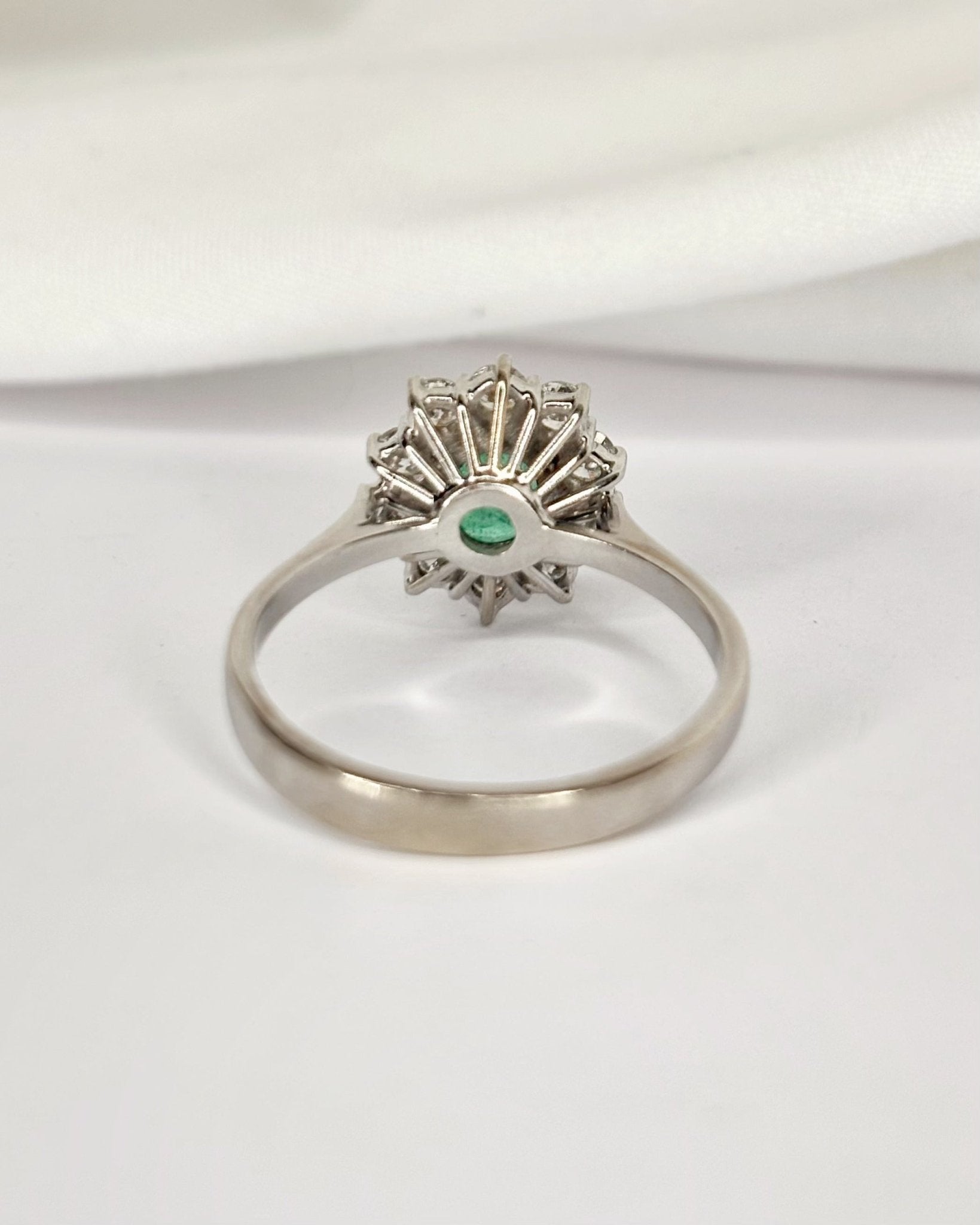 Bague Marguerite Émeraude 0.73 carat & Diamants 0.60 carat "Georgia" - Elliade Paris