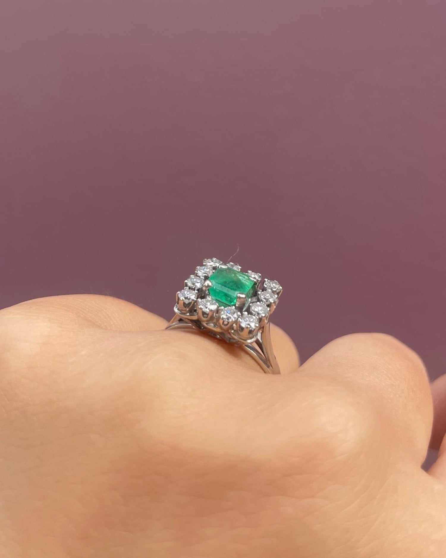 Bague Marguerite Émeraude 0.75 carat & Diamants "Sherine" - Elliade Paris