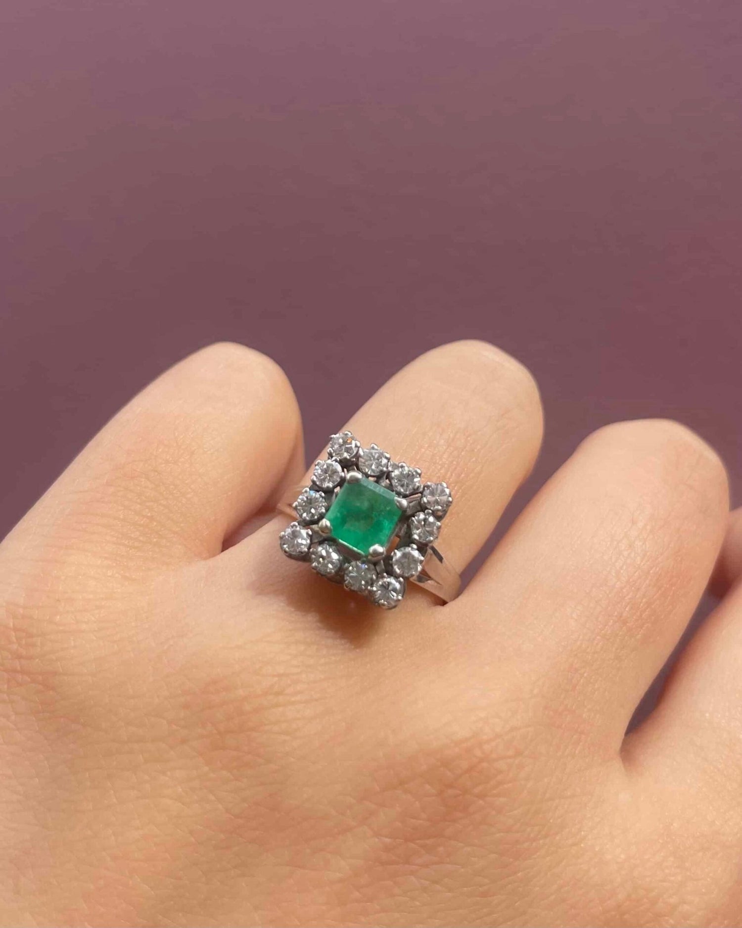 Bague Marguerite Émeraude 0.75 carat & Diamants "Sherine" - Elliade Paris