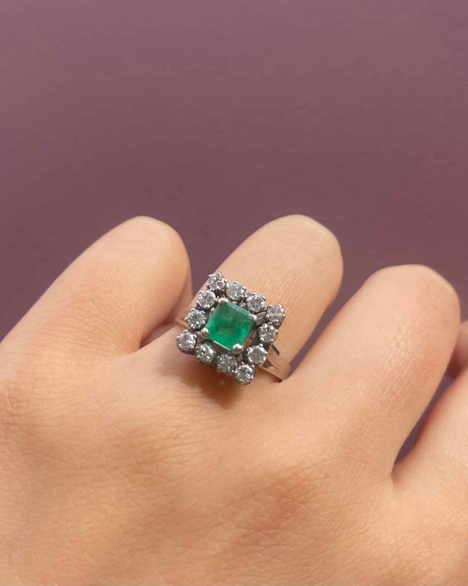 Bague Marguerite Émeraude 0.75 carat & Diamants "Sherine" - Elliade Paris