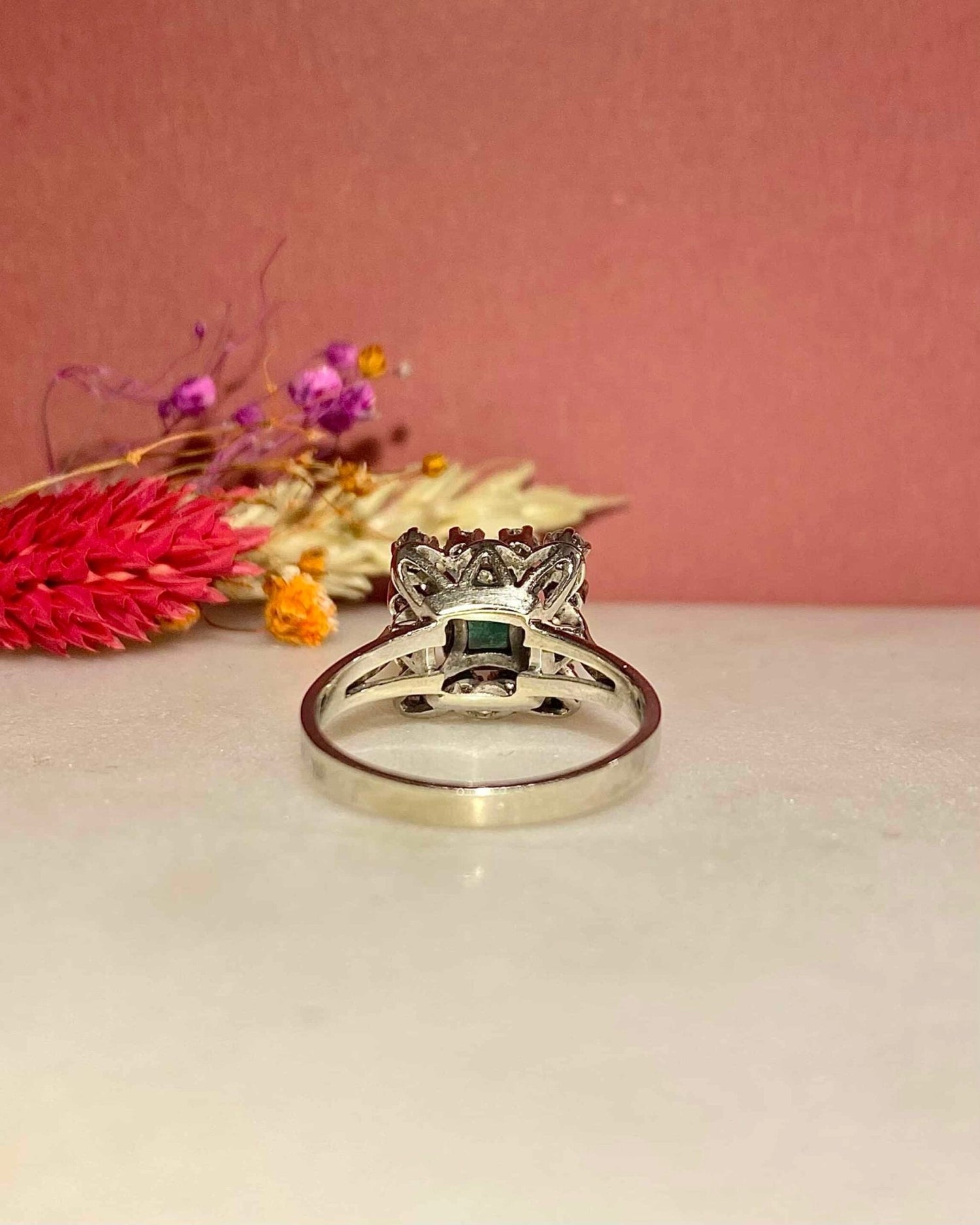 Bague Marguerite Émeraude 0.75 carat & Diamants "Sherine" - Elliade Paris