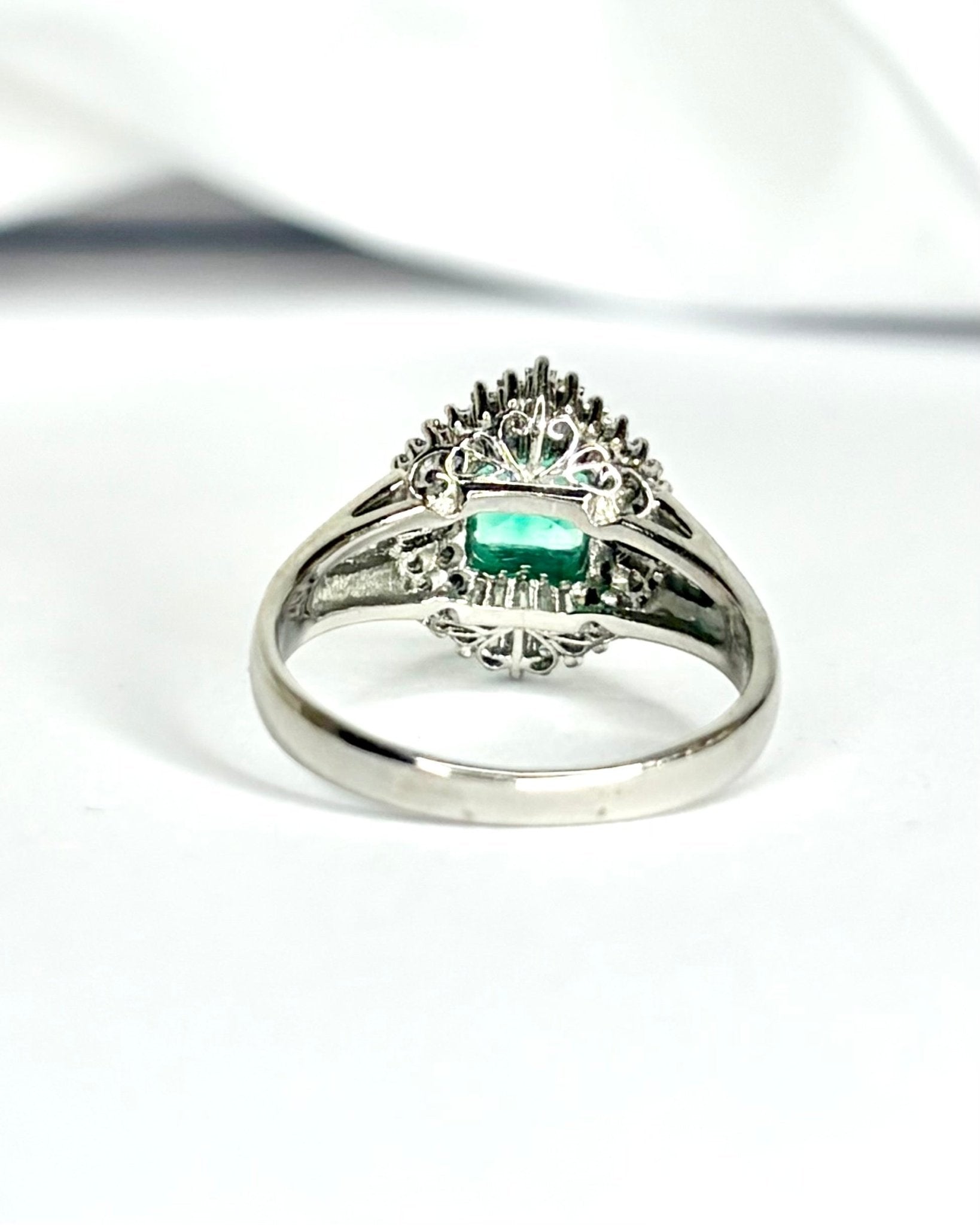 Bague Marguerite Émeraude 0.78 carat & 44 Diamants "Amalia" - Elliade Paris
