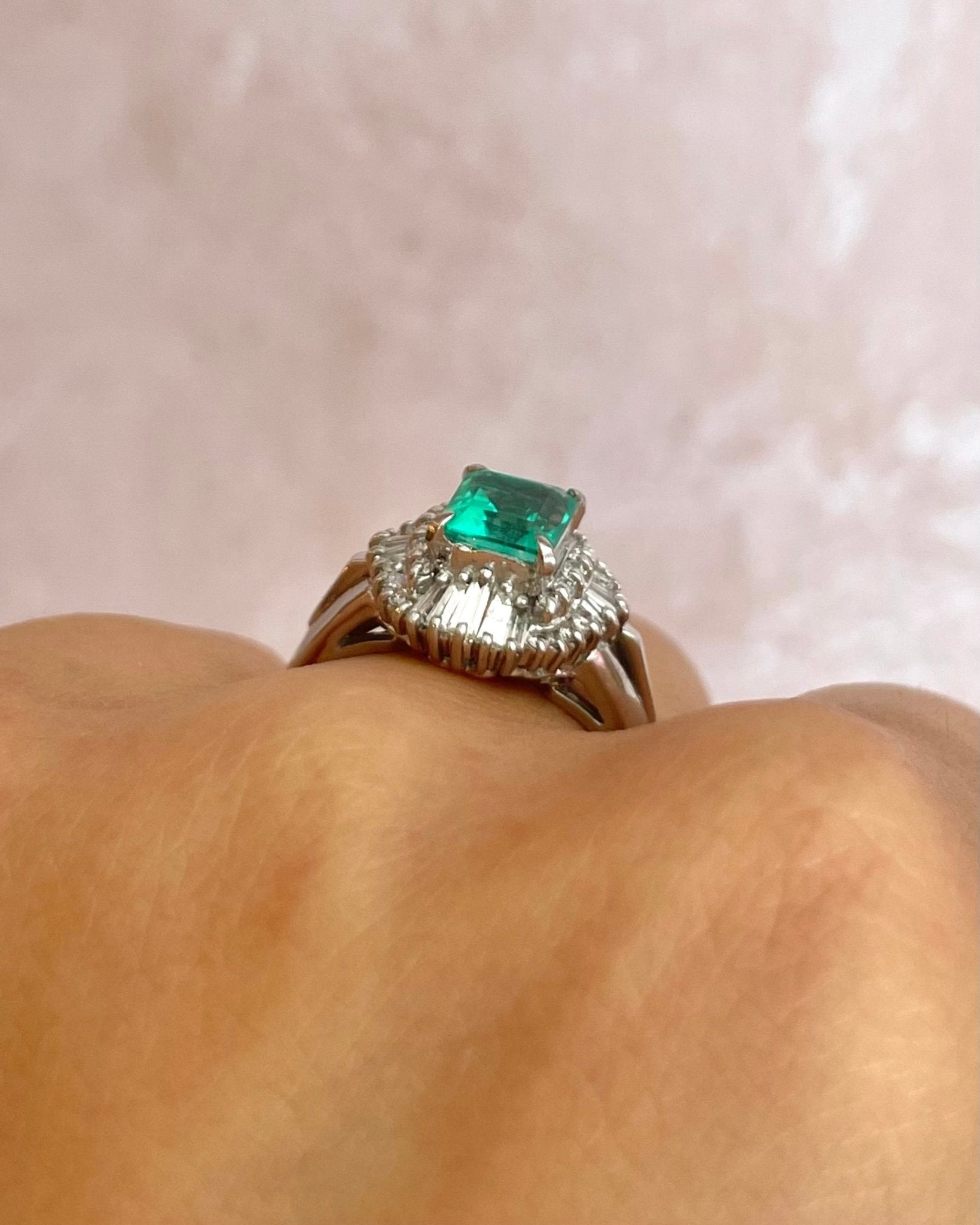 Bague Marguerite Émeraude 0.78 carat & 44 Diamants "Amalia" - Elliade Paris
