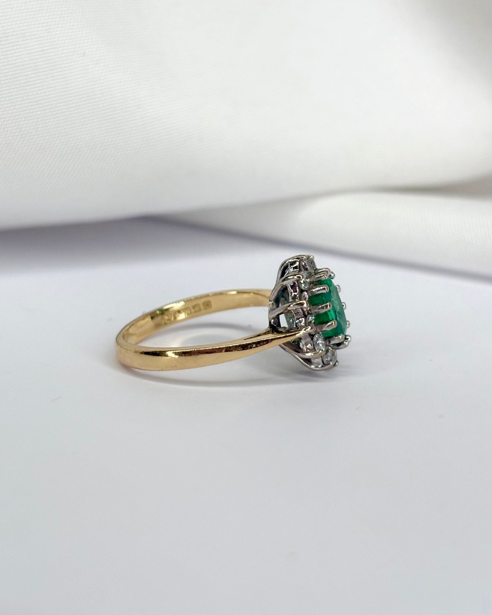 Bague Marguerite Émeraude 0.80 carat & 12 Diamants "Coline" - Elliade Paris