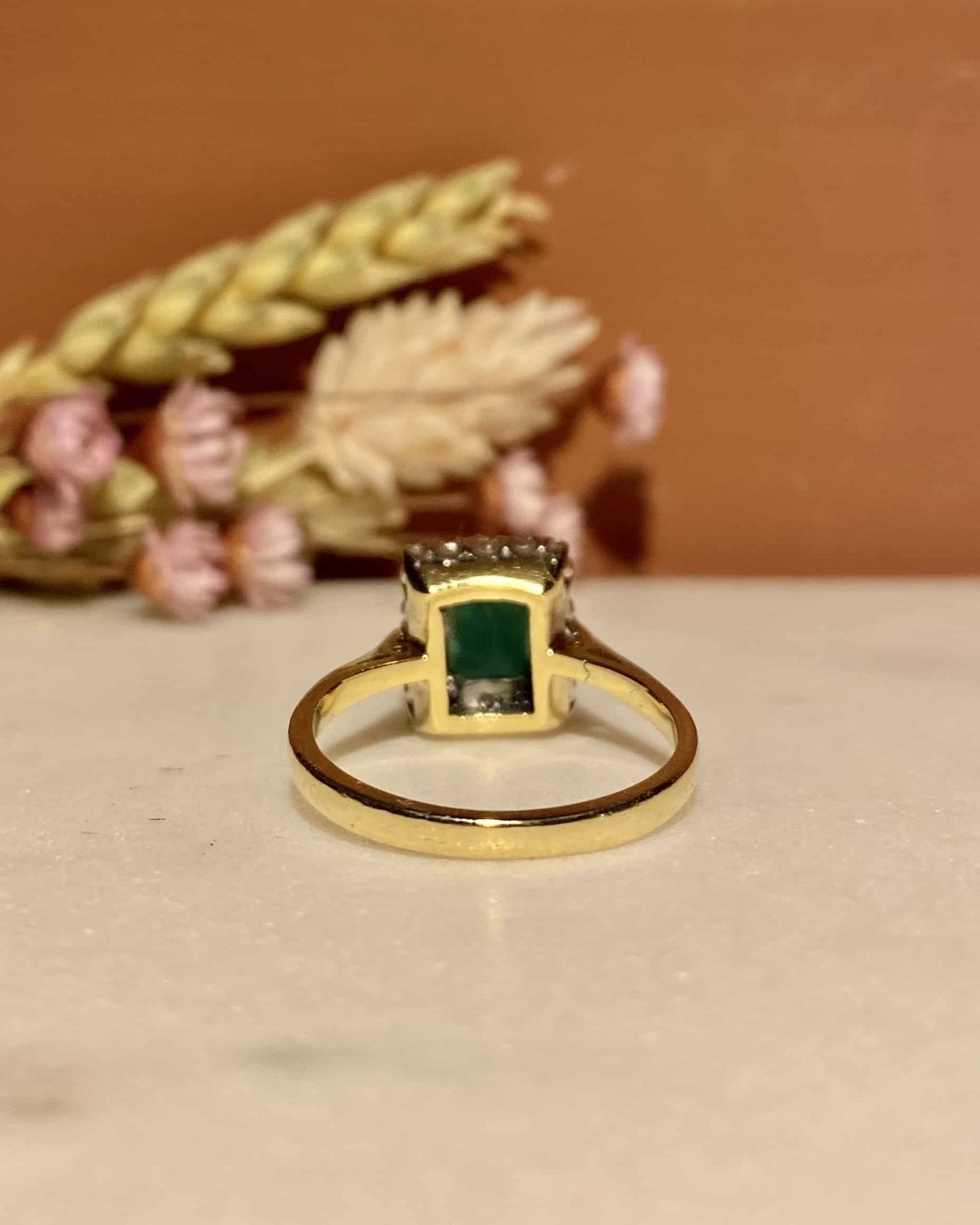 Bague Marguerite Émeraude 0.80 Carat & 16 Diamants "Emmy" - Elliade Paris