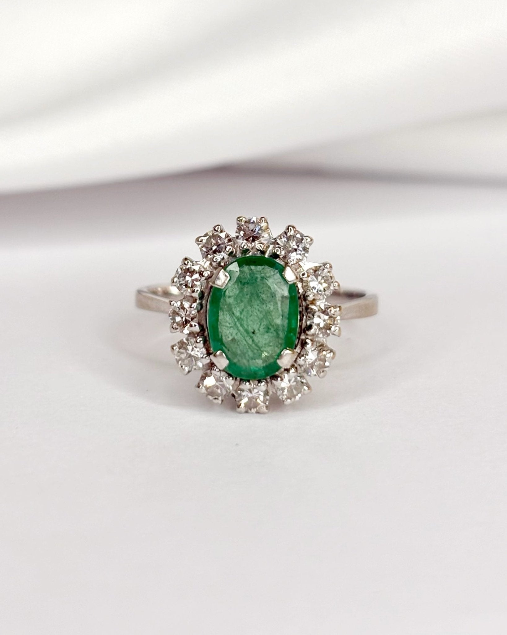 Bague Marguerite Émeraude 0.80 carat & Diamants 0.36 carat "Holly" - Elliade Paris