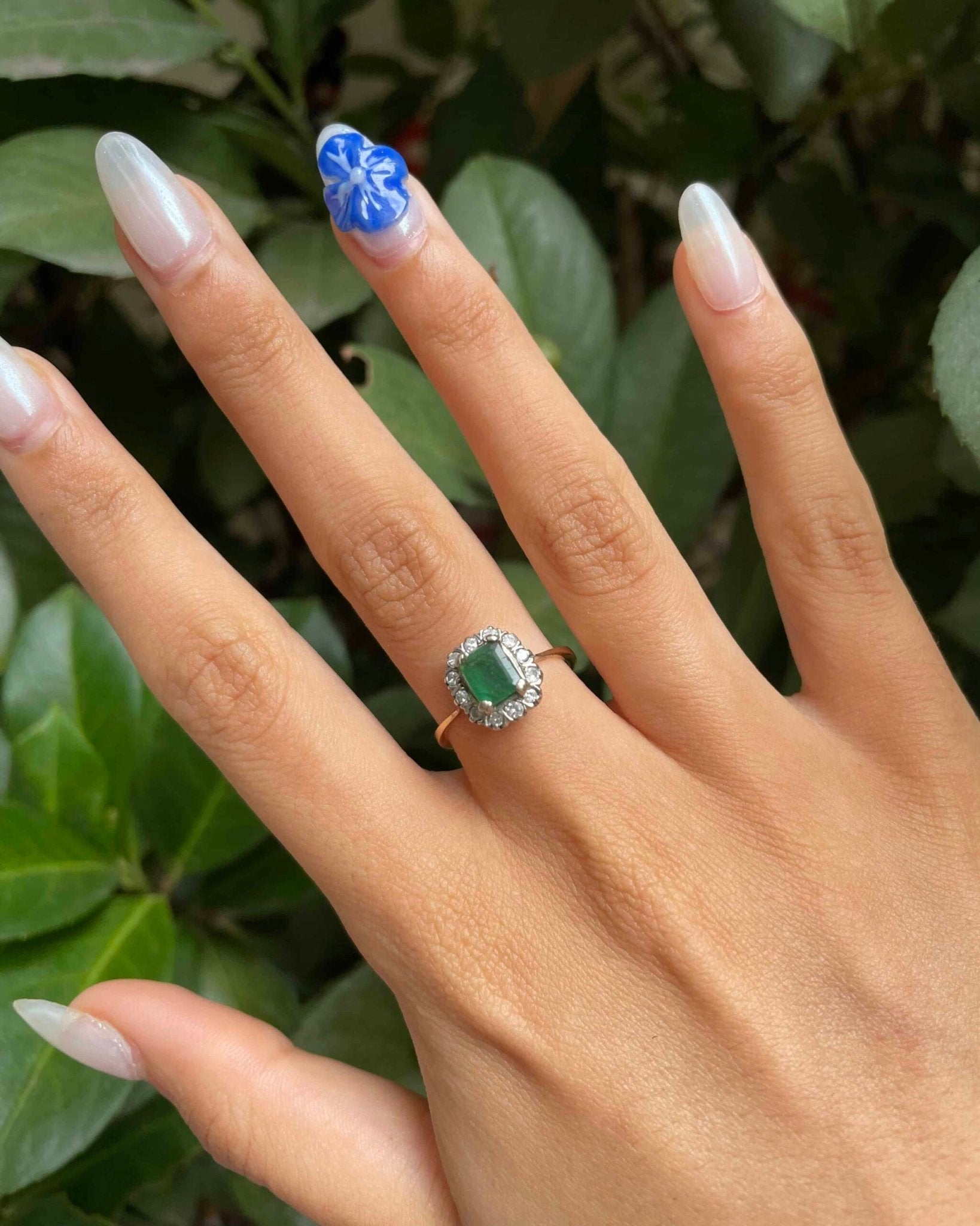 Bague Marguerite Émeraude 0.85 carat & 12 Diamants "Clarke" - Elliade Paris