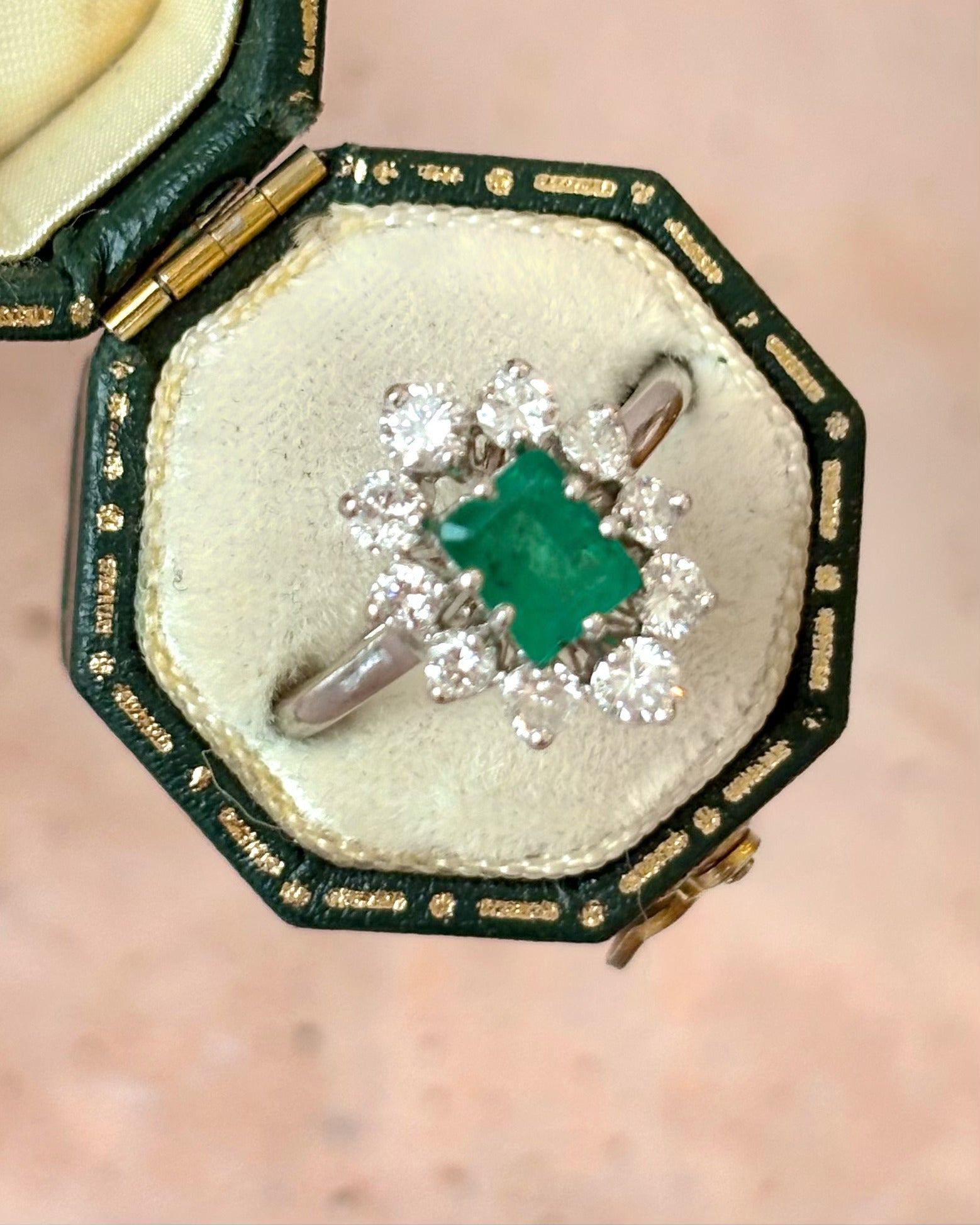 Bague Marguerite Émeraude 0.85 carat & Diamants 0.78 carat "Alice" - Elliade Paris