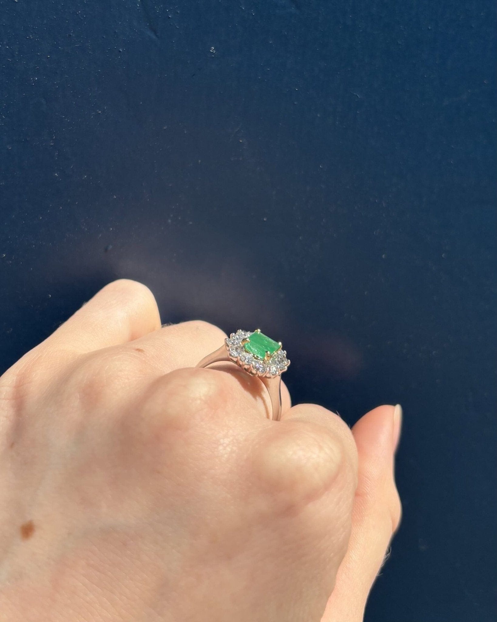 Bague Marguerite Émeraude 0.87 carat & 12 Diamants 0.96 carat "Cerine" - Elliade Paris