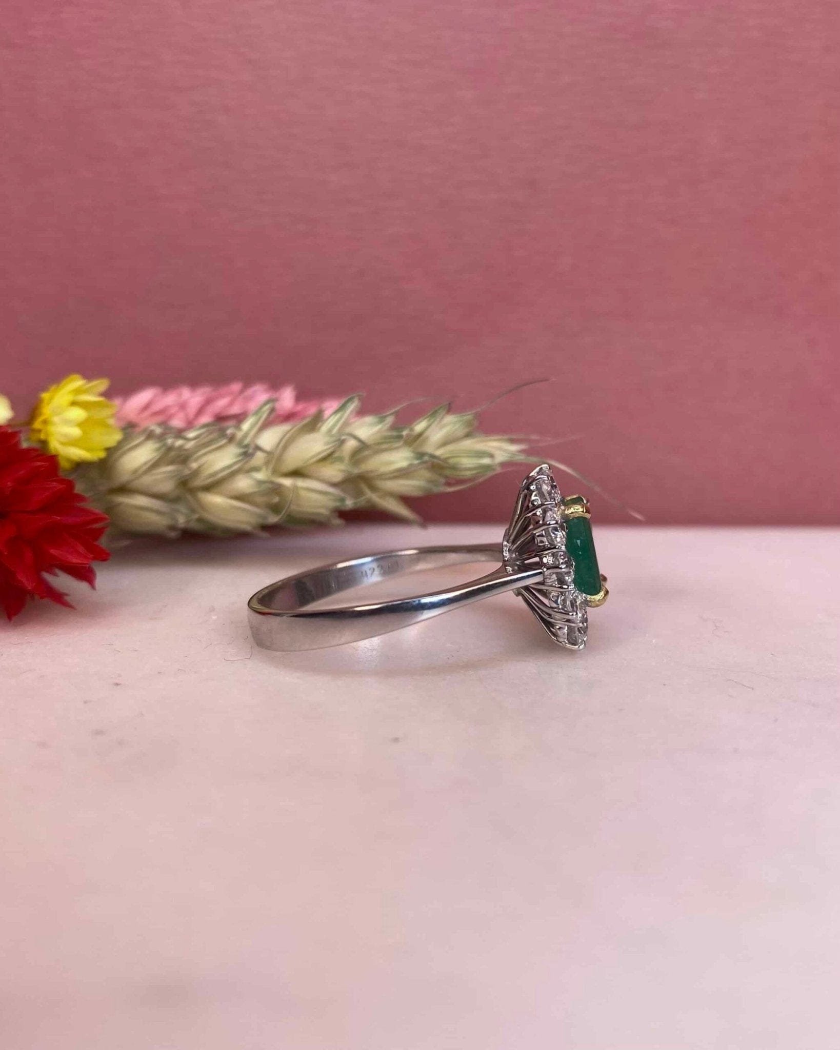 Bague Marguerite Émeraude 0.87 carat & 12 Diamants 0.96 carat "Cerine" - Elliade Paris