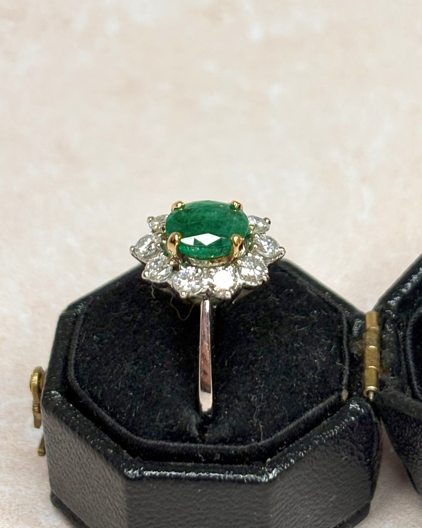 Bague Marguerite Émeraude 0.90 carat & Diamants 0.50 carat "Amanda" - Elliade Paris