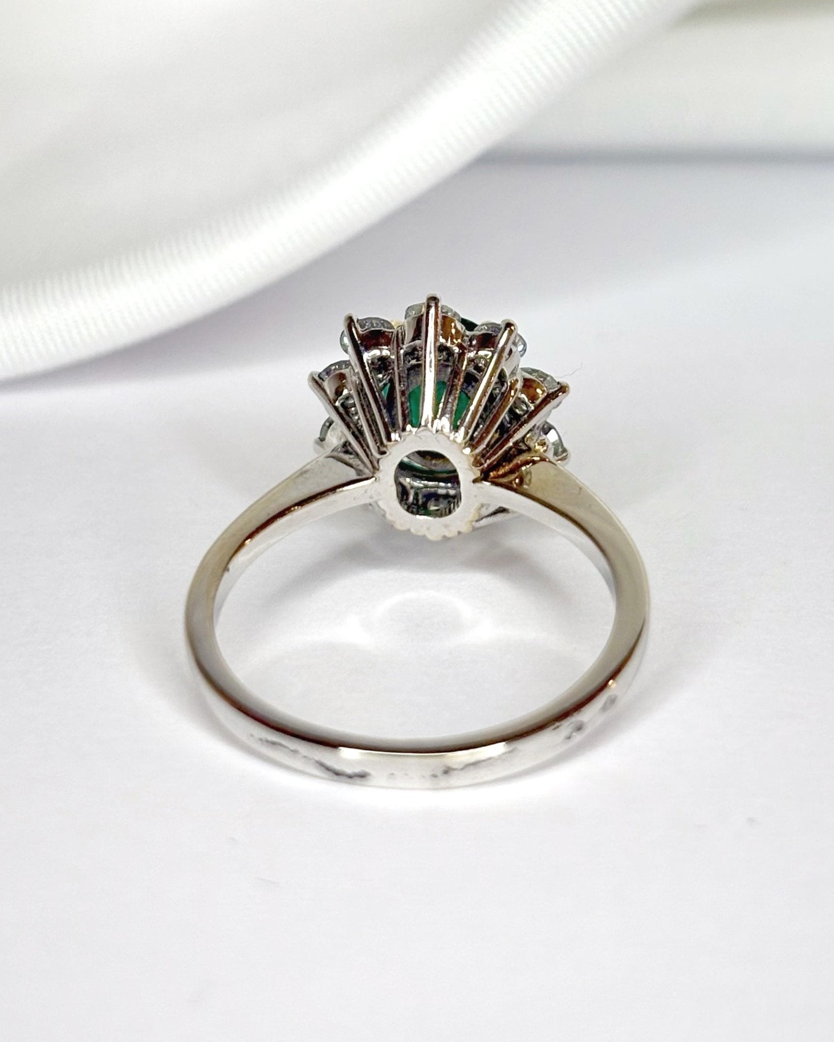 Bague Marguerite Émeraude 0.90 carat & Diamants 0.50 carat "Amanda" - Elliade Paris