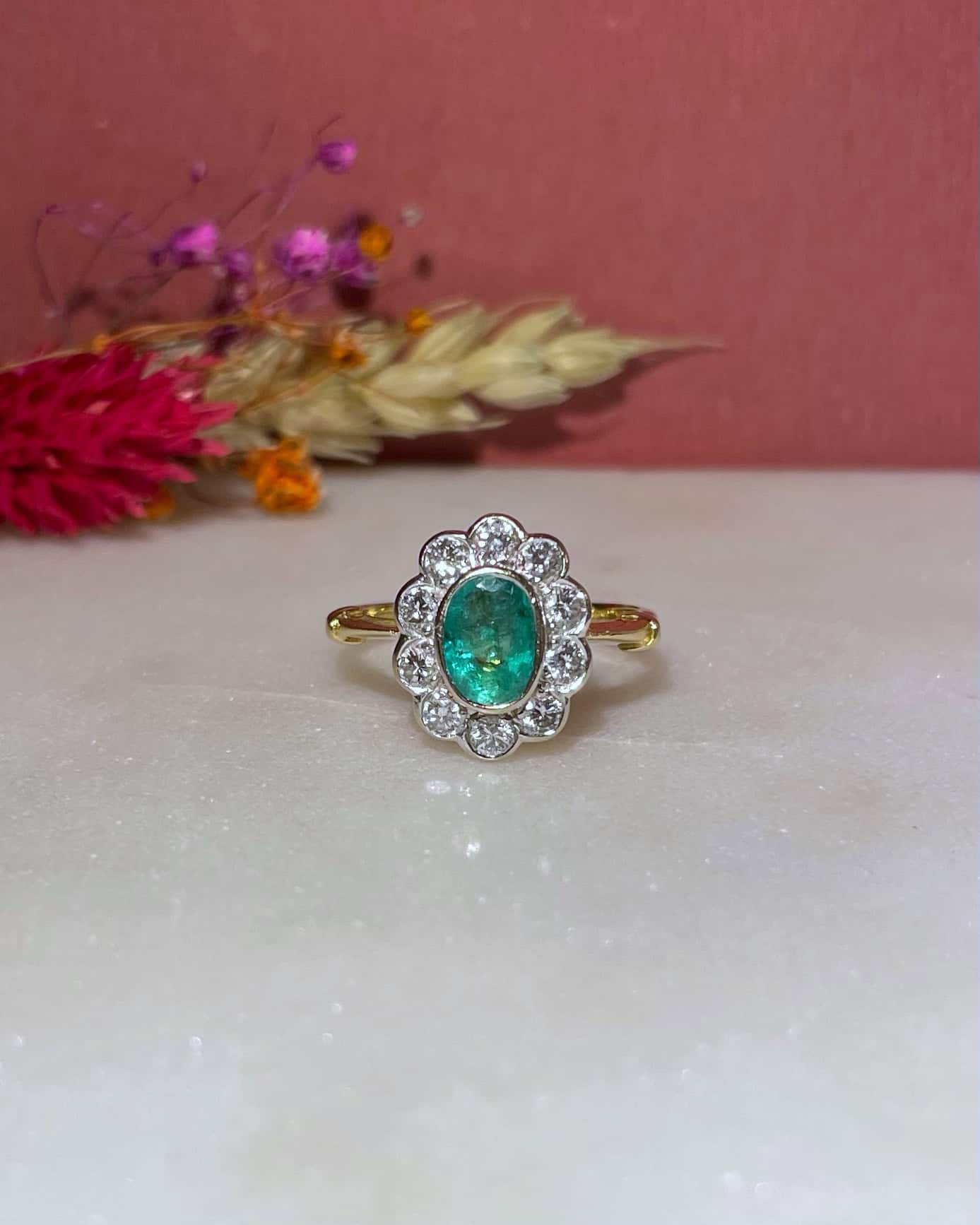 Bague Marguerite Émeraude 0.90 carat & Diamants "Sarita" - Elliade Paris