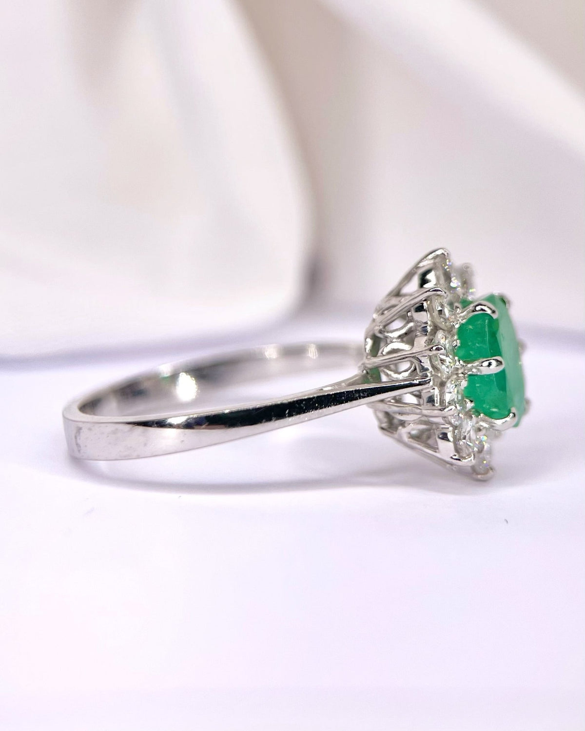 Bague Marguerite Émeraude 0.91 carat & Diamants 0.30 carat "Ophélie" - Elliade Paris
