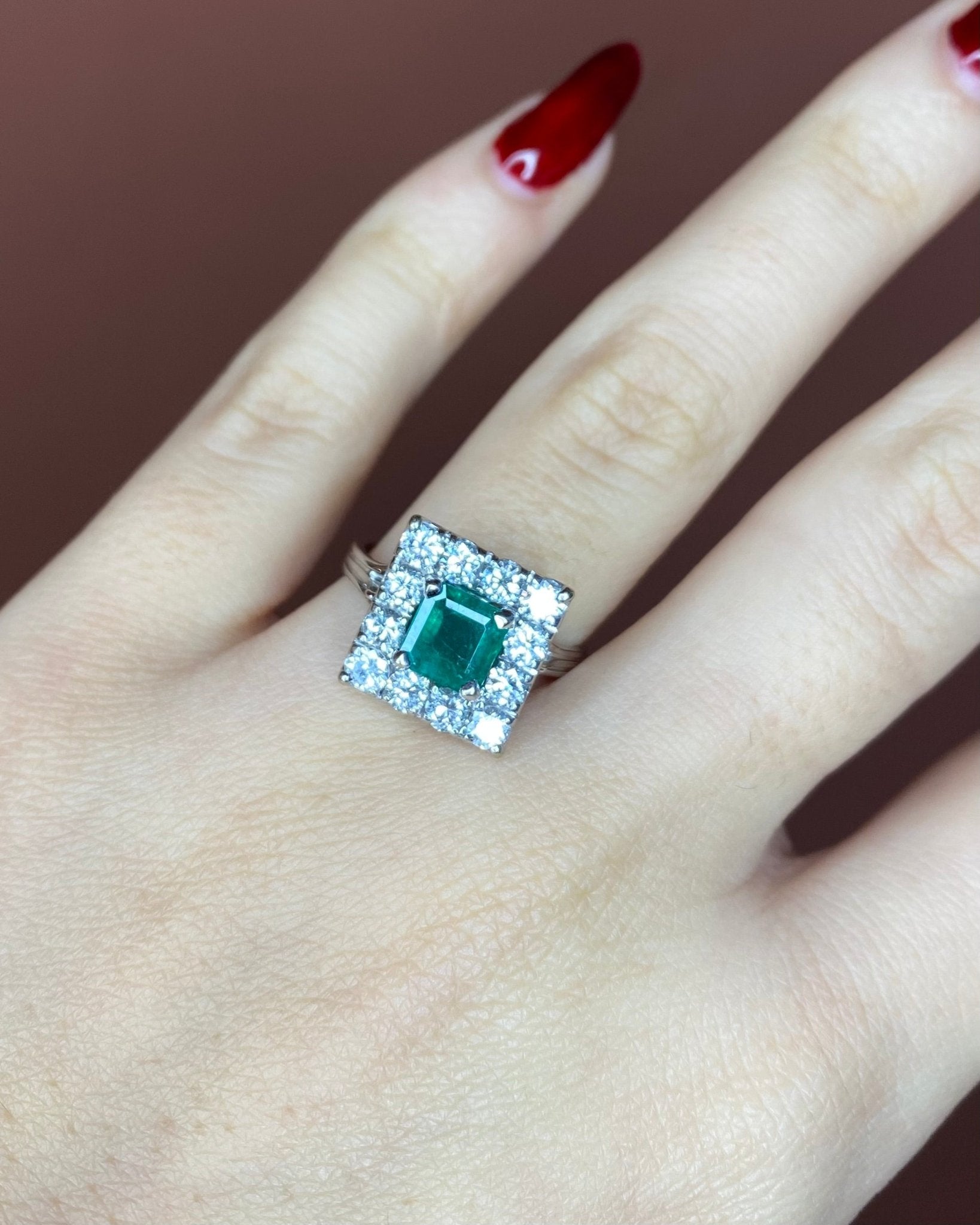 Bague Marguerite Émeraude 0.97 carat & Diamants 1 carat "Hénaia" - Elliade Paris