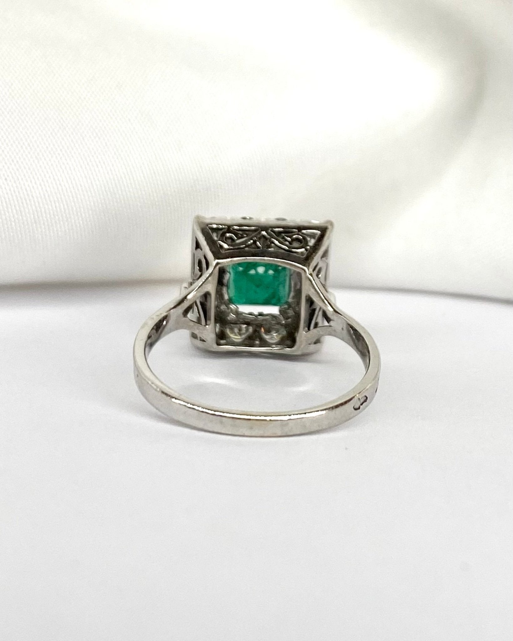 Bague Marguerite Émeraude 0.97 carat & Diamants 1 carat "Hénaia" - Elliade Paris