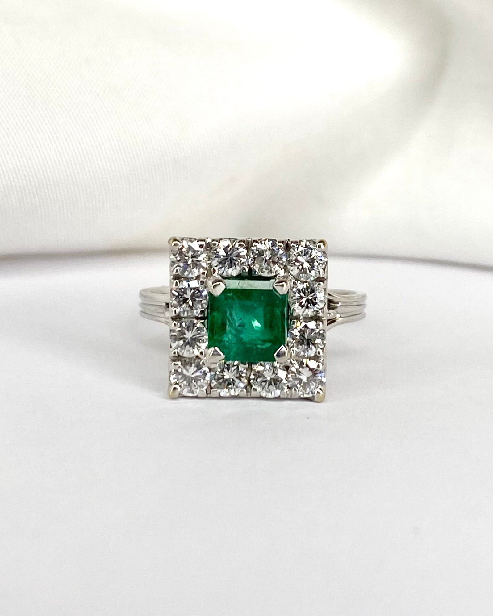 Bague Marguerite Émeraude 0.97 carat & Diamants 1 carat "Hénaia" - Elliade Paris