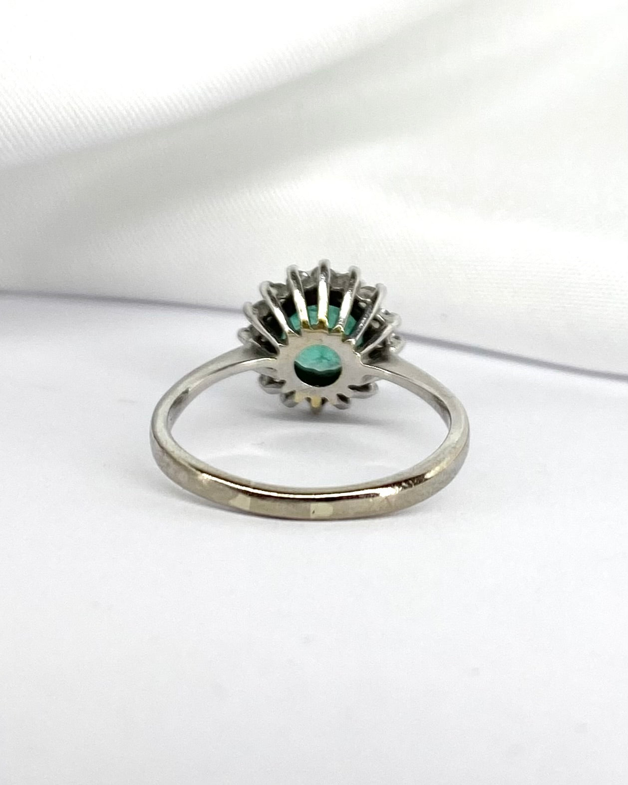 Bague Marguerite Émeraude 1 carat & 16 Diamants "Théomire" - Elliade Paris