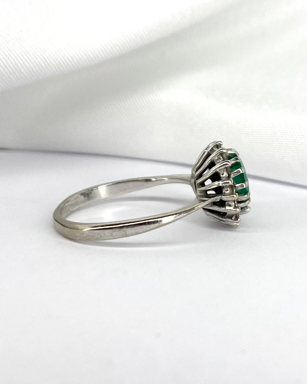 Bague Marguerite Émeraude 1 carat & 16 Diamants "Théomire" - Elliade Paris