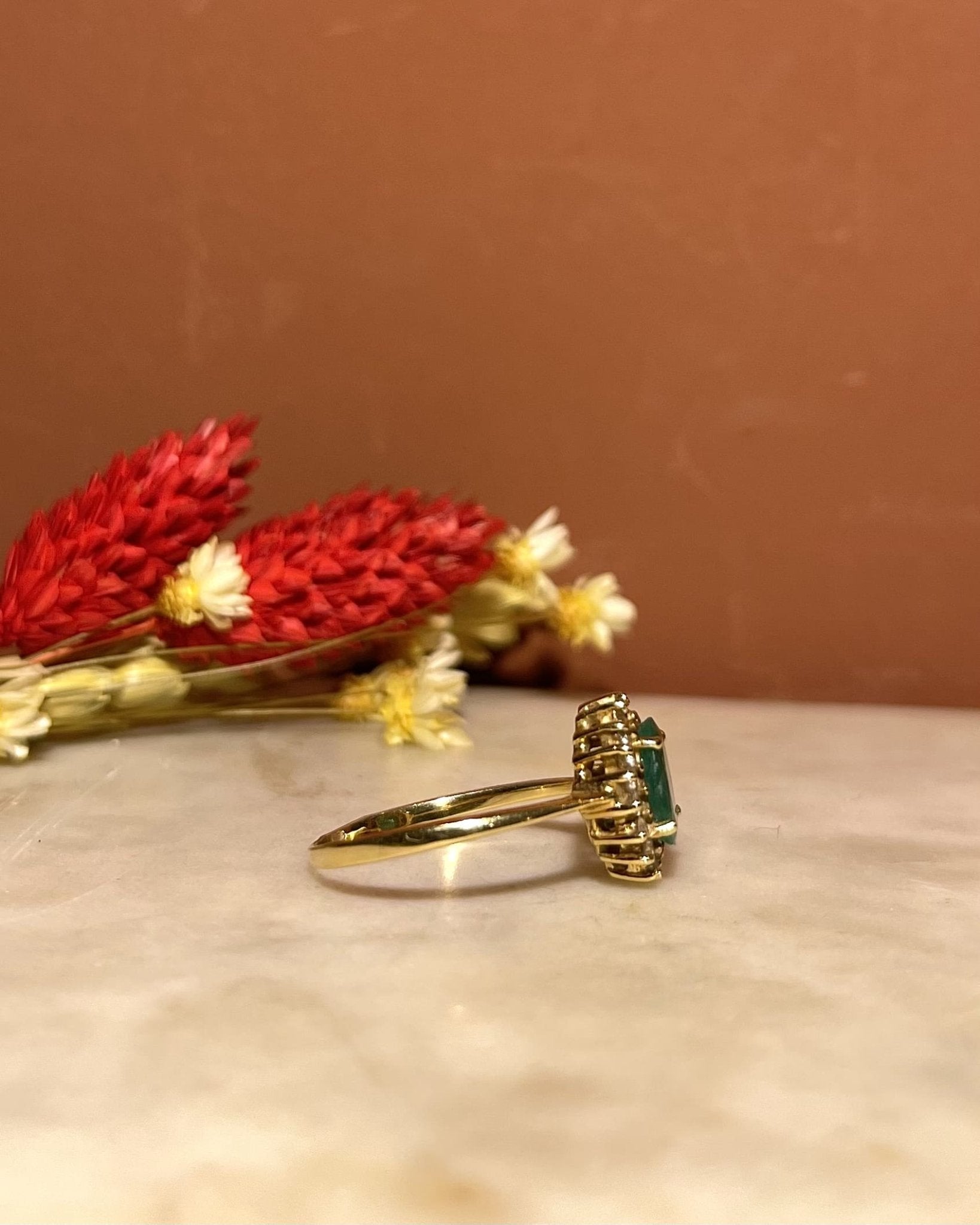 Bague Marguerite Emeraude 1 Carat & 18 Diamants "Tabia" - Elliade Paris