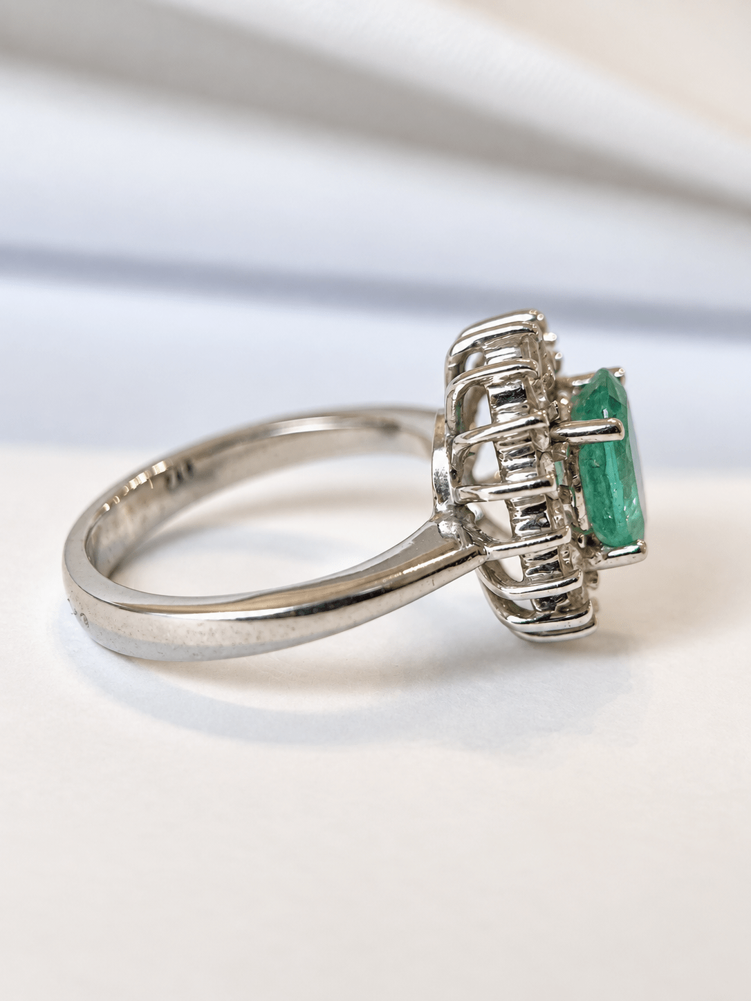 Bague Marguerite Émeraude 1 carat & Diamants 0.32 carat 4,79g "Théa" - Elliade Paris