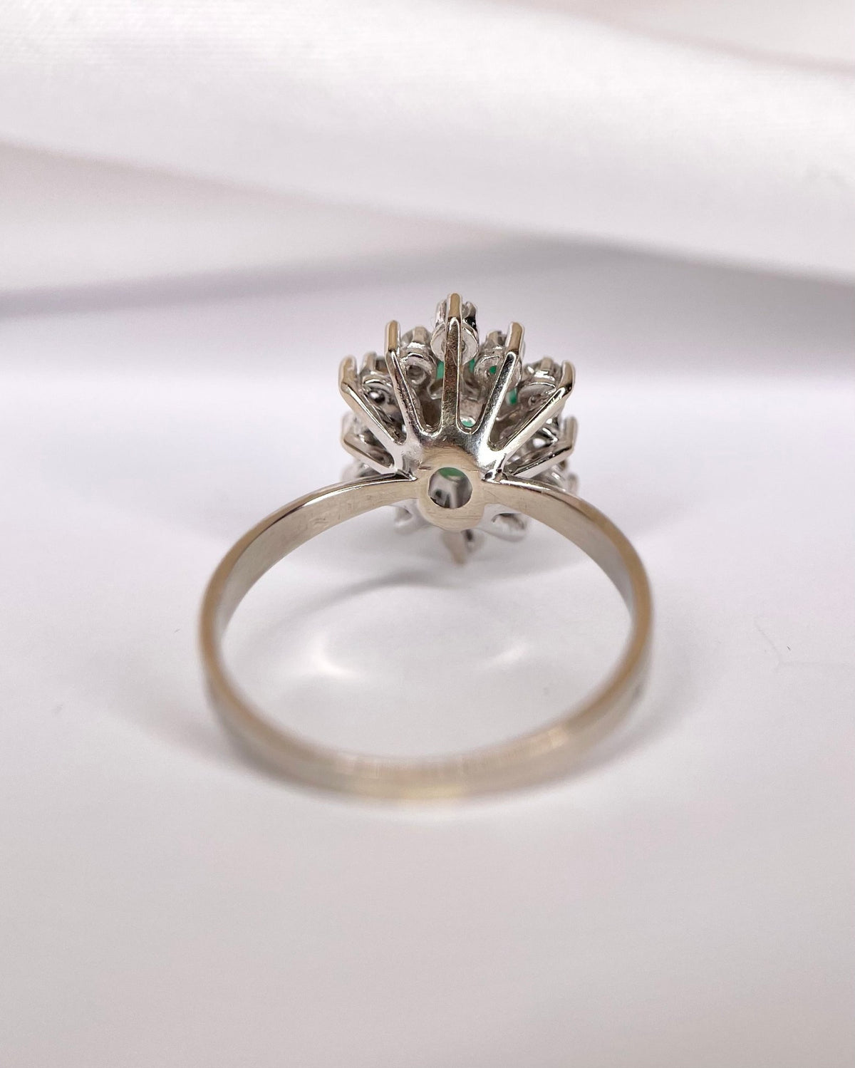 Bague Marguerite Émeraude 1.05 carat & Diamants 0.48 carat "Dana" - Elliade Paris