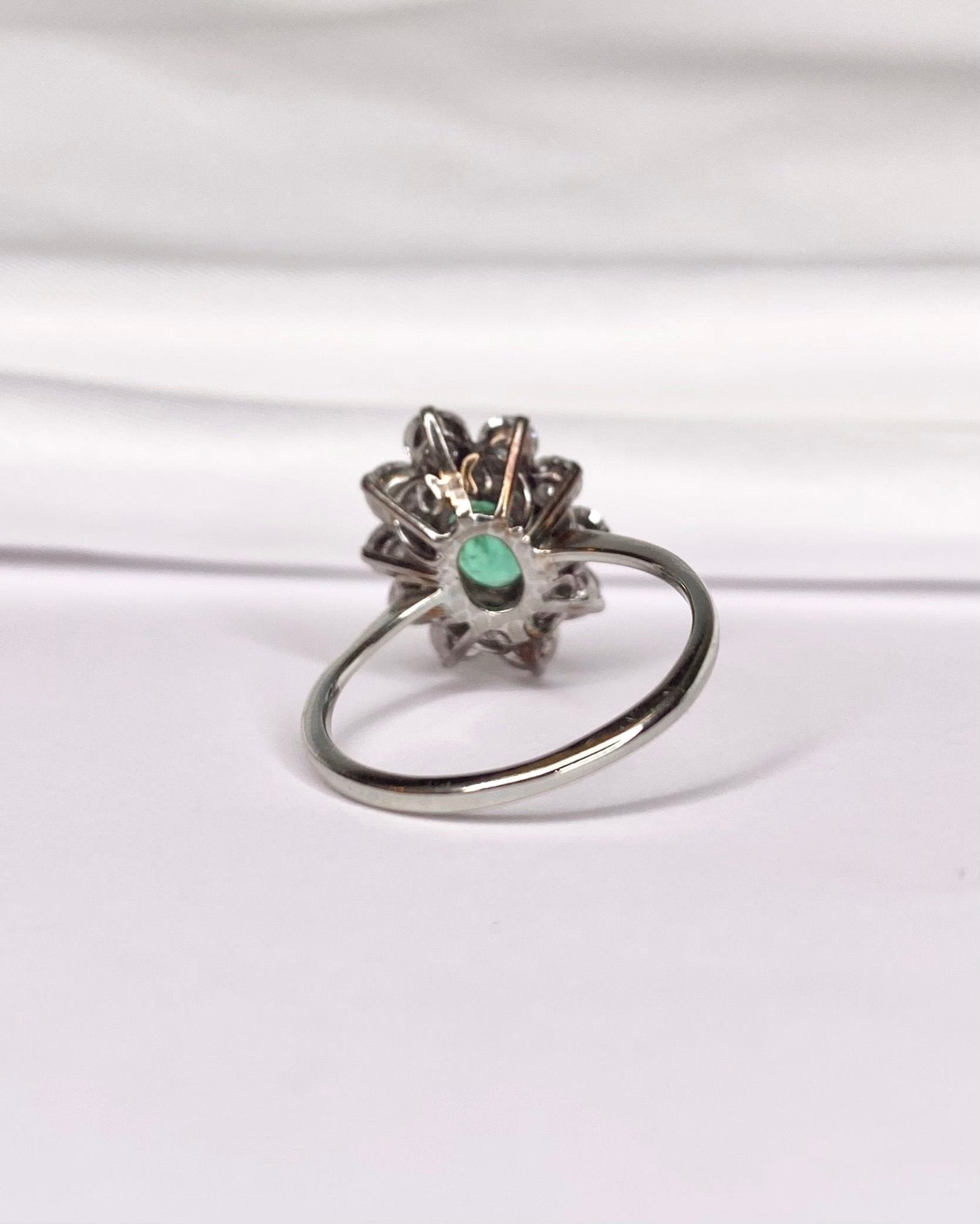 Bague Marguerite Émeraude 1.10 carat & Diamants 1 carat "Aude" - Elliade Paris