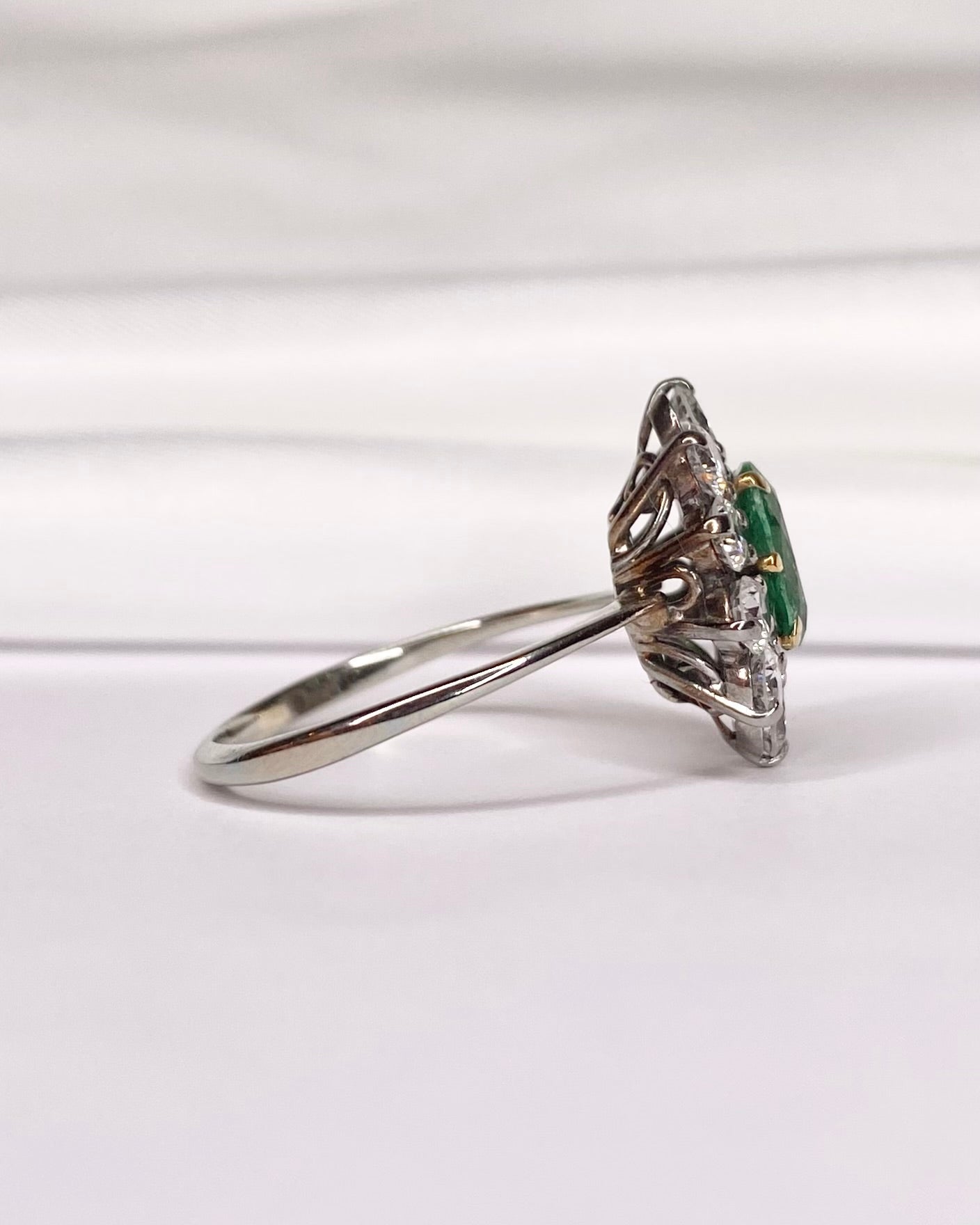 Bague Marguerite Émeraude 1.10 carat & Diamants 1 carat "Aude" - Elliade Paris