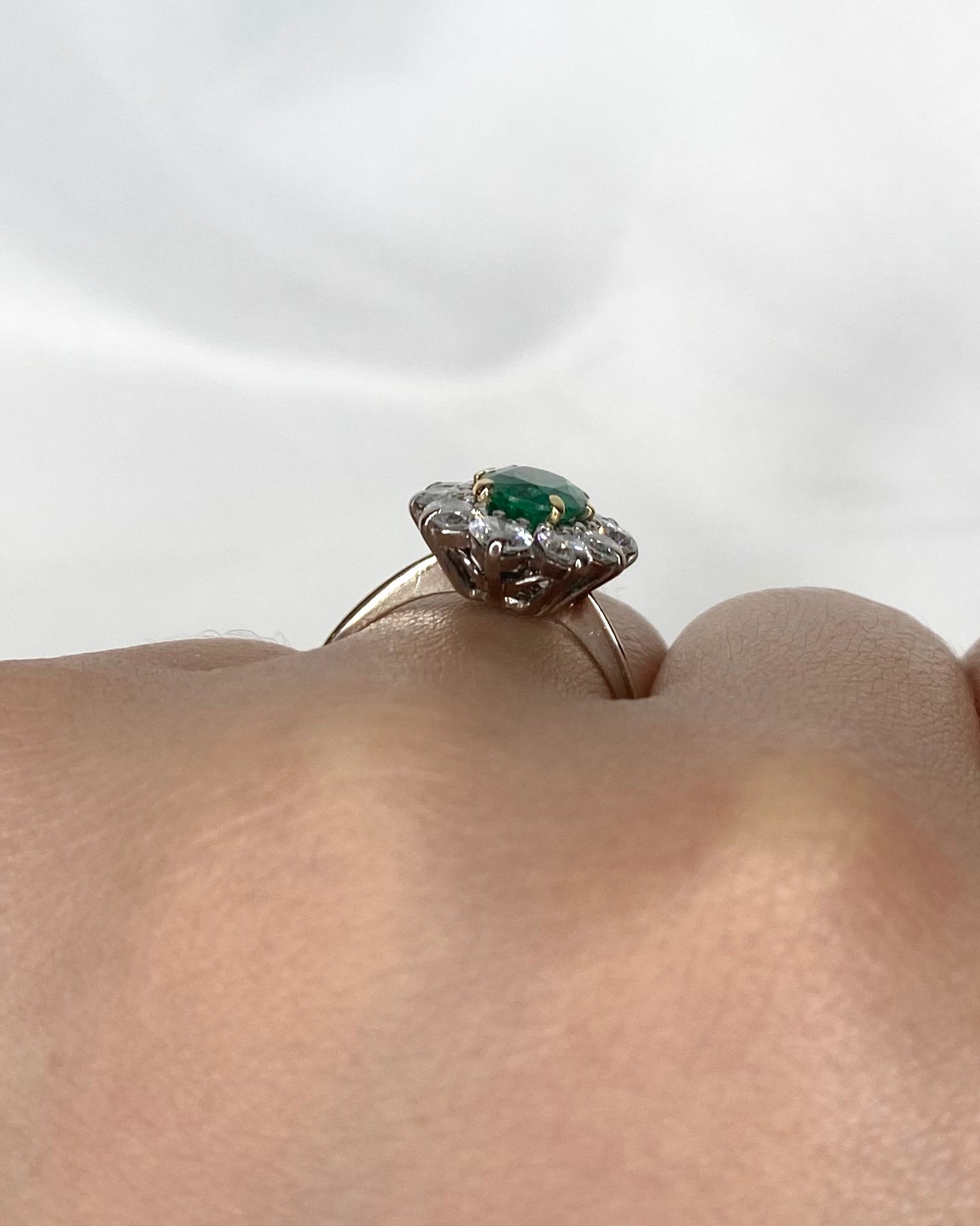Bague Marguerite Émeraude 1.10 carat & Diamants 1 carat "Aude" - Elliade Paris