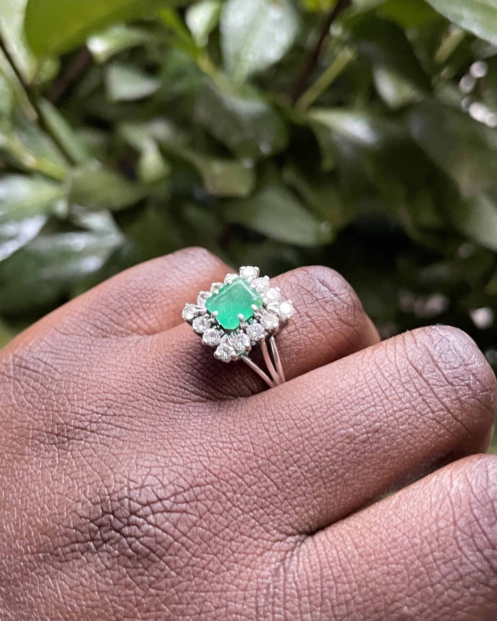 Bague Marguerite Émeraude 1.10 carat & Diamants 1 carat "Remy" - Elliade Paris