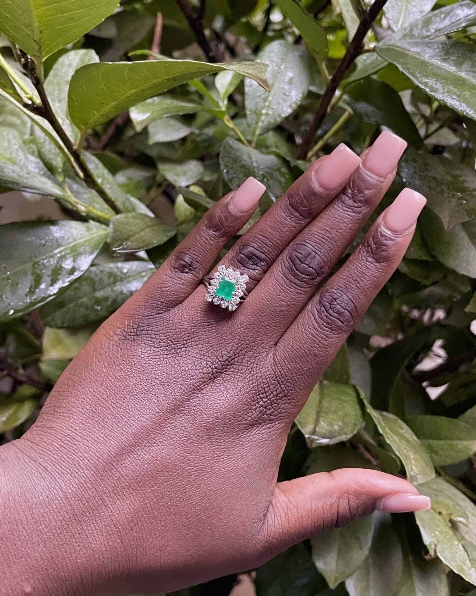 Bague Marguerite Émeraude 1.10 carat & Diamants 1 carat "Remy" - Elliade Paris
