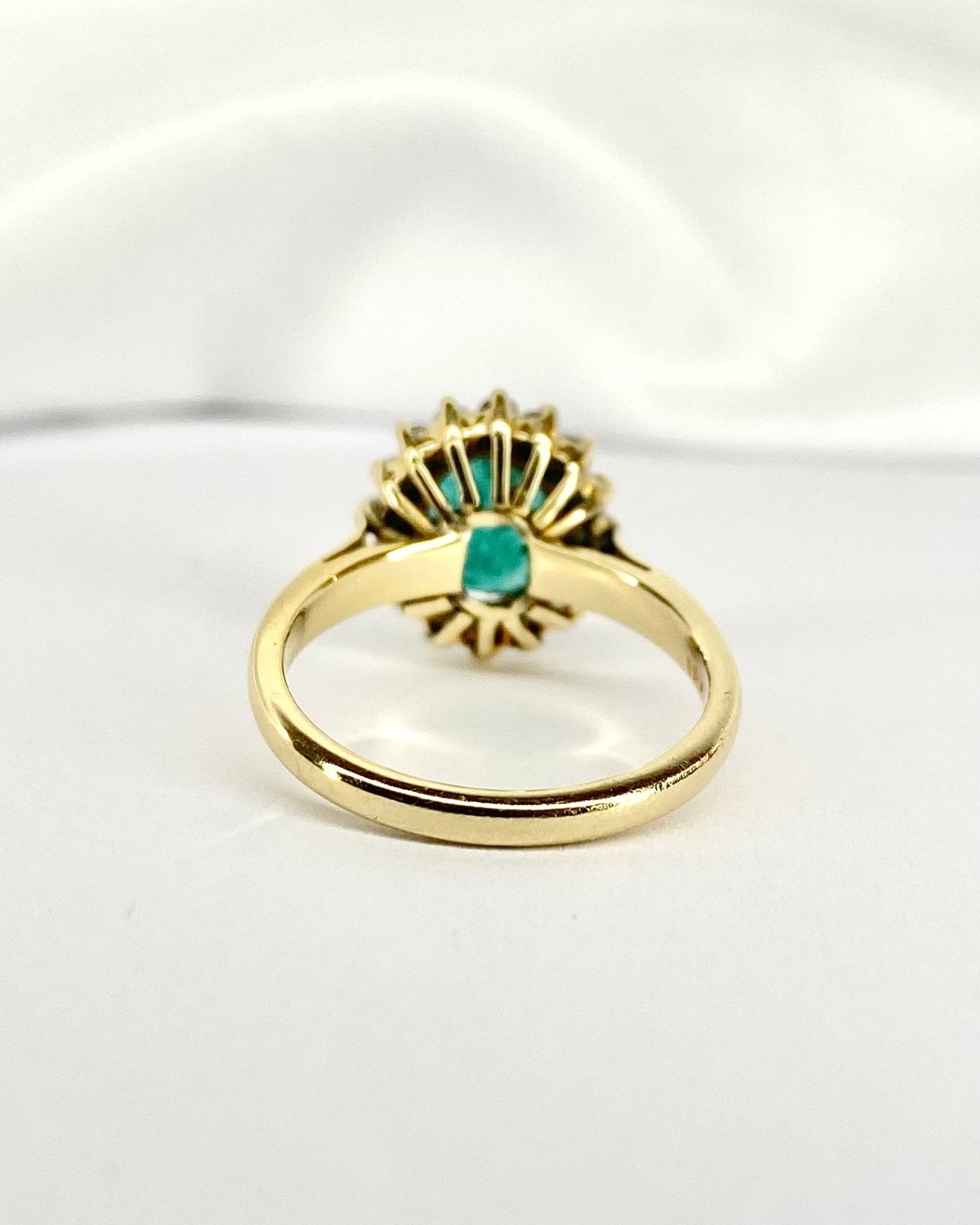 Bague Marguerite Émeraude 1.20 carat & Diamants 0.48 carat "Maelys" - Elliade Paris