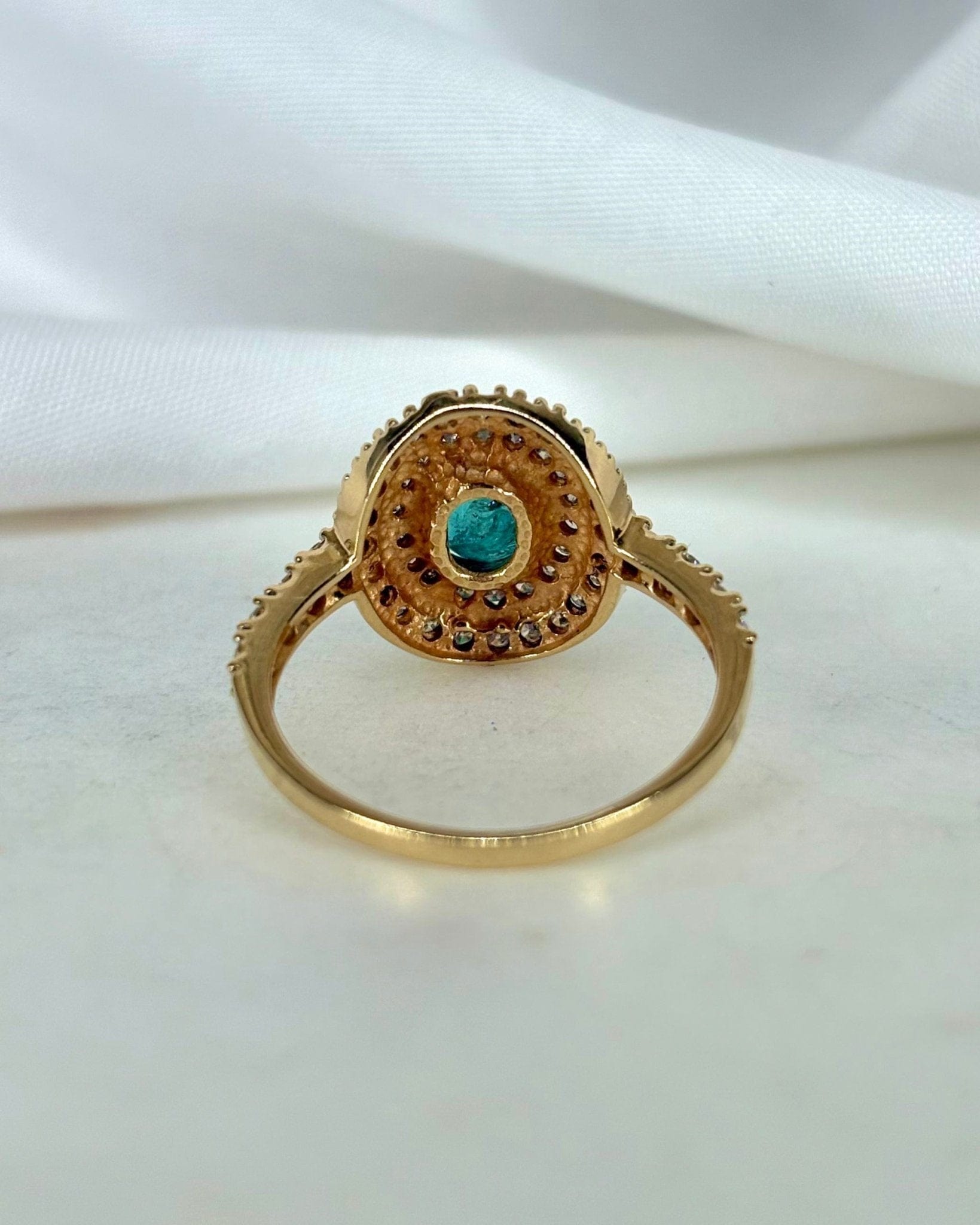 Bague Marguerite Émeraude 1.27 carat & 50 Diamants "Sally" - Elliade Paris