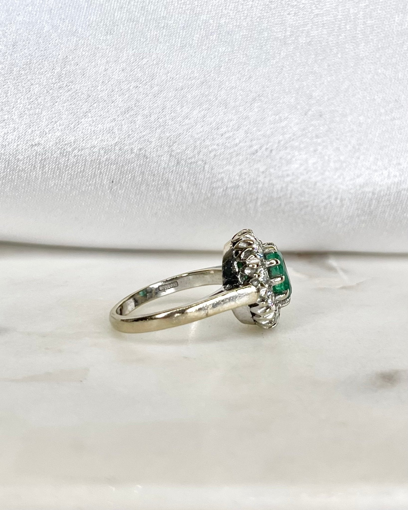Bague Marguerite Emeraude 1.30 carat & Diamants "Ludivine" - Elliade Paris