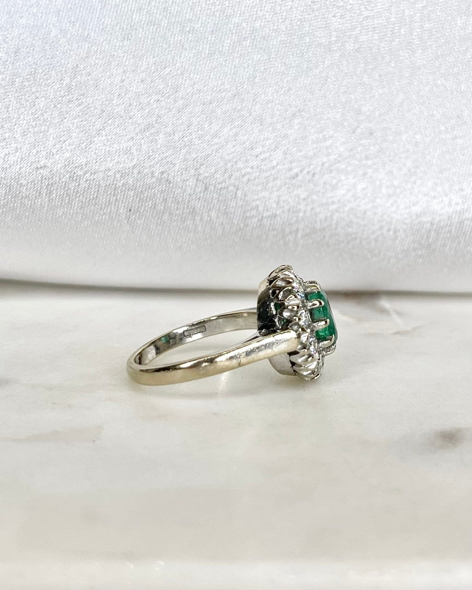 Bague Marguerite Emeraude 1.30 carat & Diamants "Ludivine" - Elliade Paris
