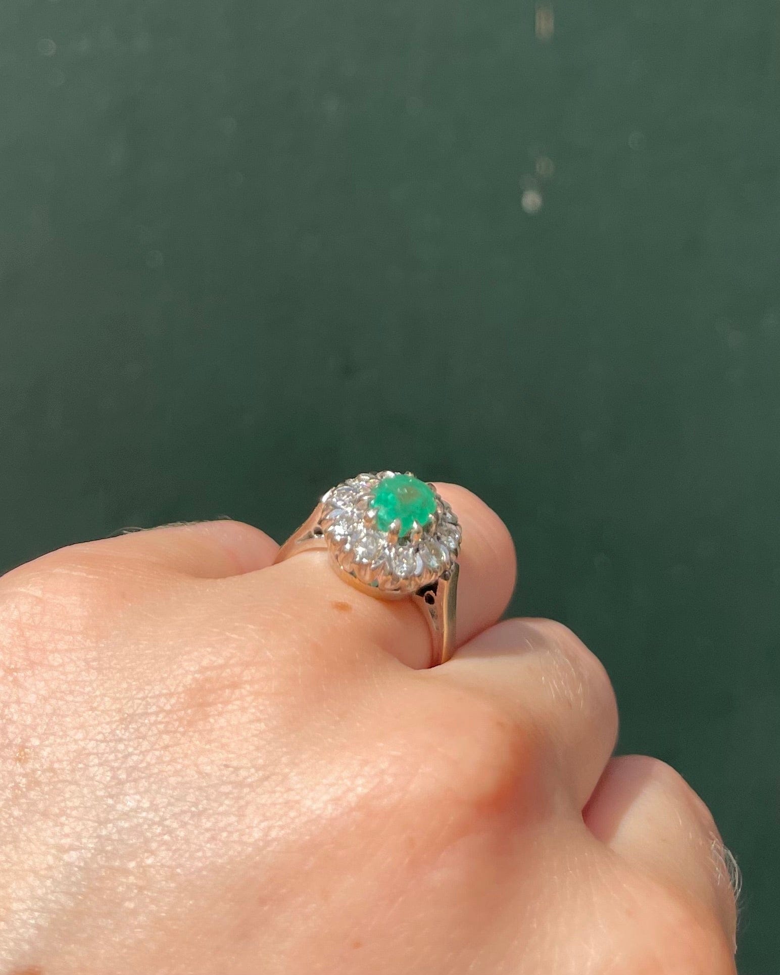 Bague Marguerite Emeraude 1.30 carat & Diamants "Ludivine" - Elliade Paris