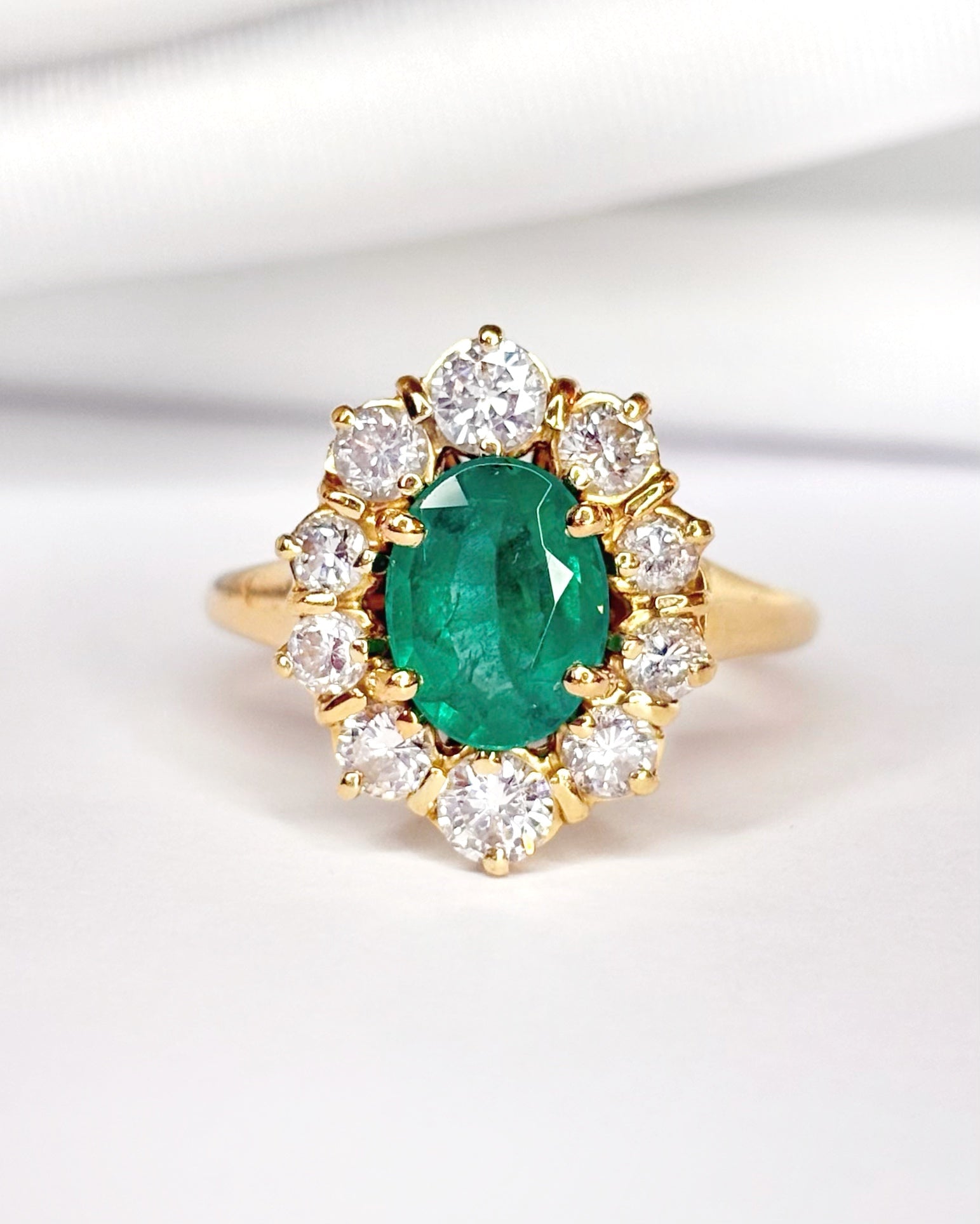 Bague Marguerite Émeraude 1.33 carat, Diamants 0.74 carat & Or 6.25g "Louison" - Elliade Paris