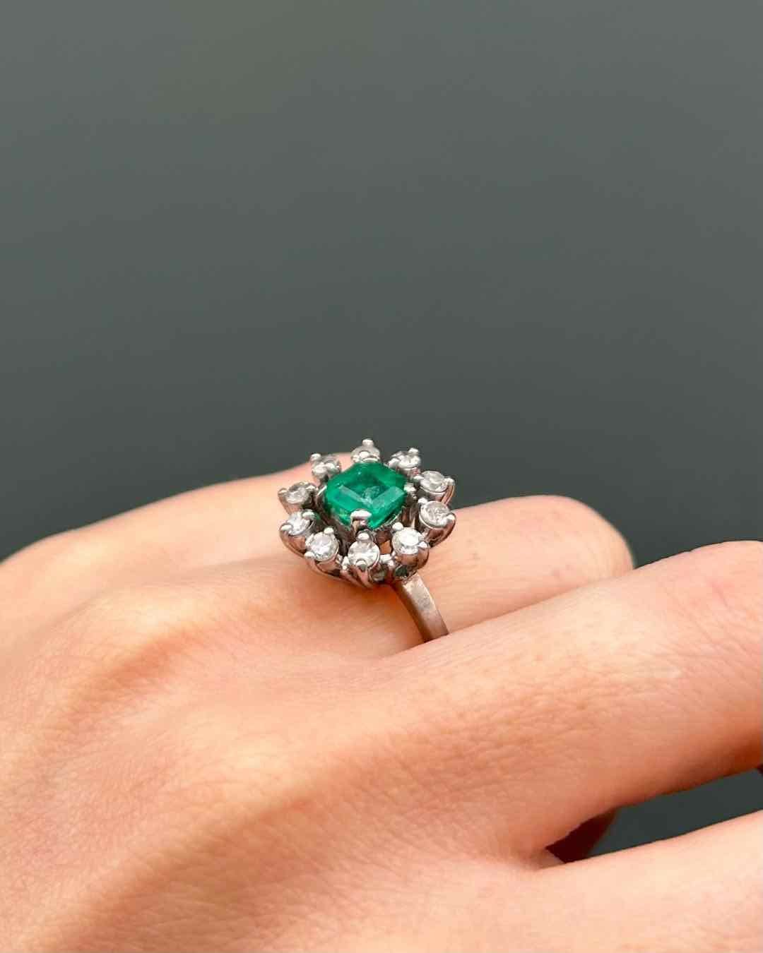 Bague Marguerite Émeraude 1.40 Carat & Diamants "Théoline" - Elliade Paris